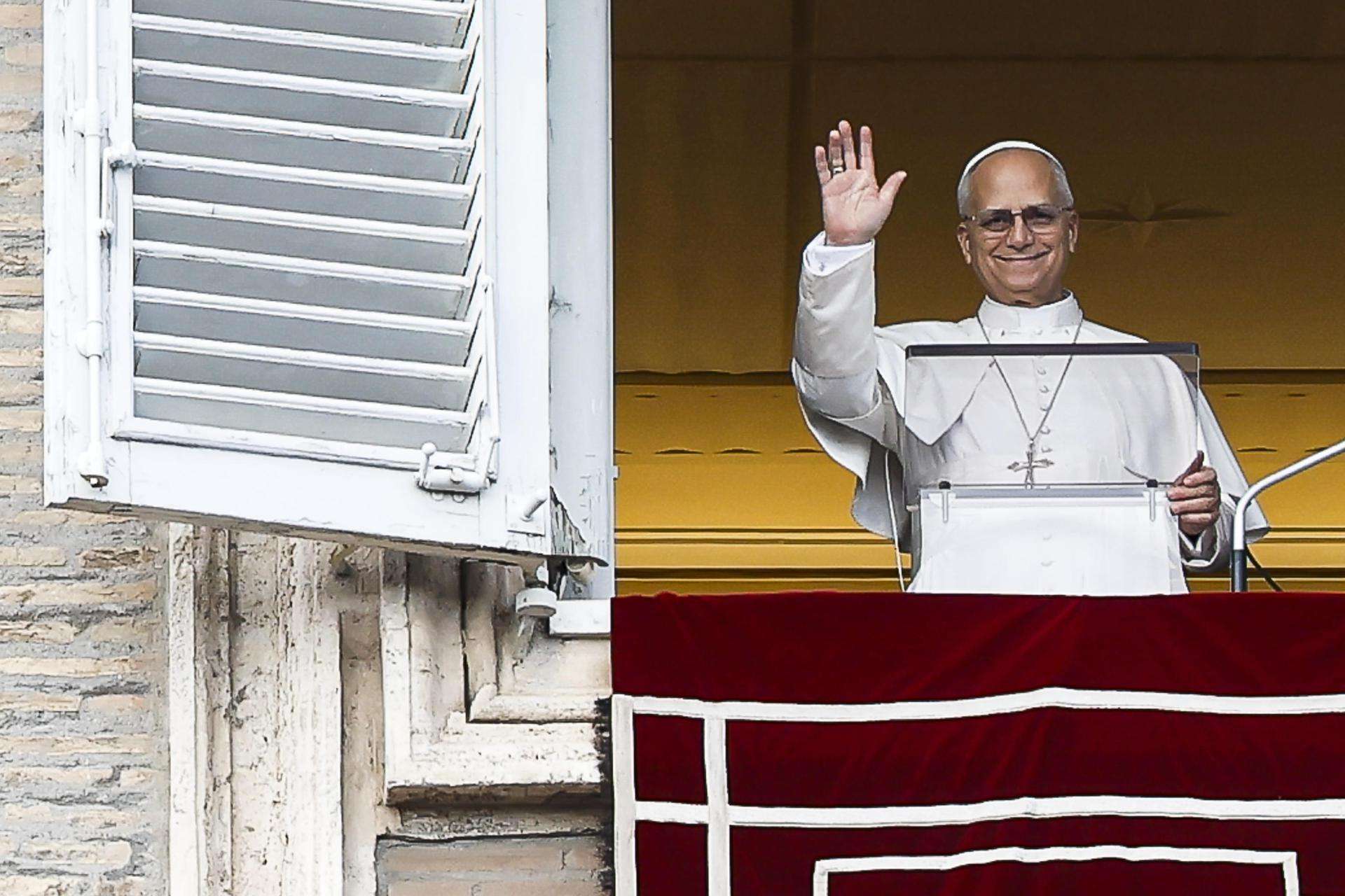 El papa León XIV saluda este viernes durante el tradicional rezo del ángelus por San Esteban, desde su balcón del palacio apostólico en la plaza de San Pedro del Vaticano. EFE/EPA/ANGELO CARCONI