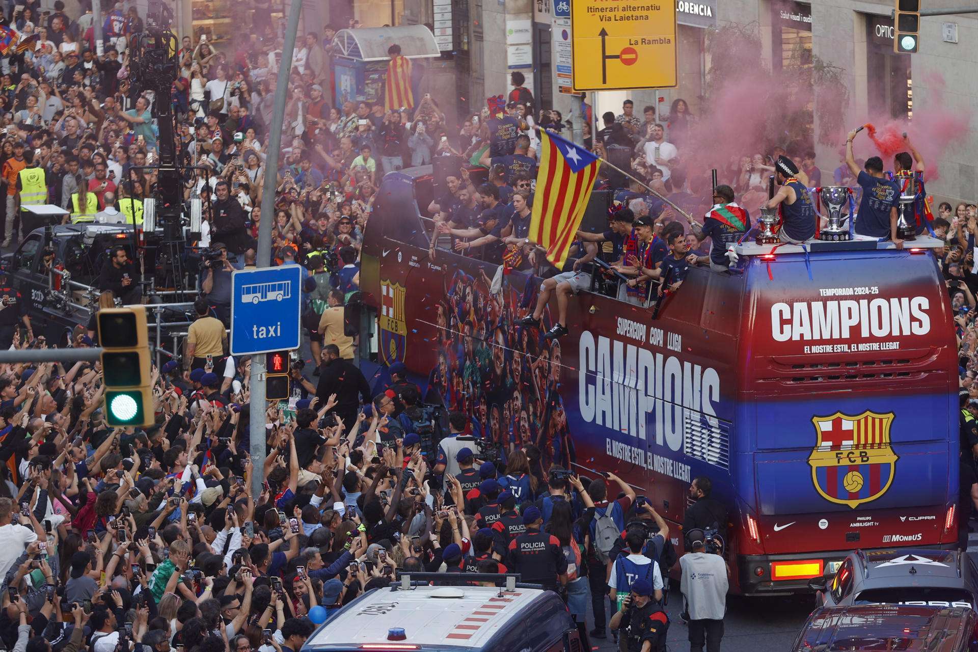 Los jugadores del FC Barcelona durante la celebración de la consecución del triplete nacional (Supercopa de España, Copa del Rey y LaLiga) con unas rúas por las calles de la capital catalana.EFE / Quique García.