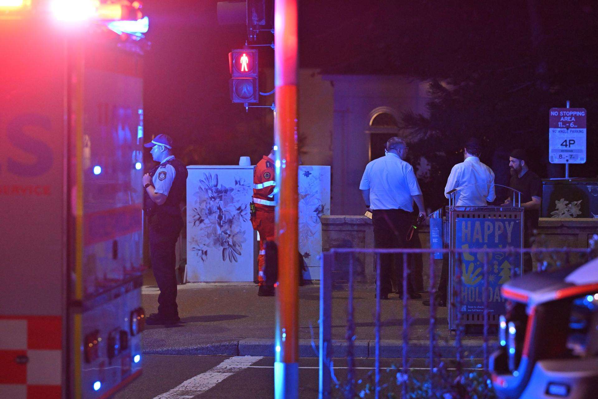 Sydney (Australia), 14/12/2025.- Police officers work near the scene following a shooting incident at Bondi Beach, in Sydney, New South Wales (NSW), Australia, 14 December 2025. NSW Police confirmed at least ten deaths, including one alleged shooter, following the incident at Bondi Beach. Eleven others were injured, including two police officers. Authorities said the second alleged shooter remains in critical condition and is in custody. EFE/EPA/MICK TSIKAS AUSTRALIA AND NEW ZEALAND OUT