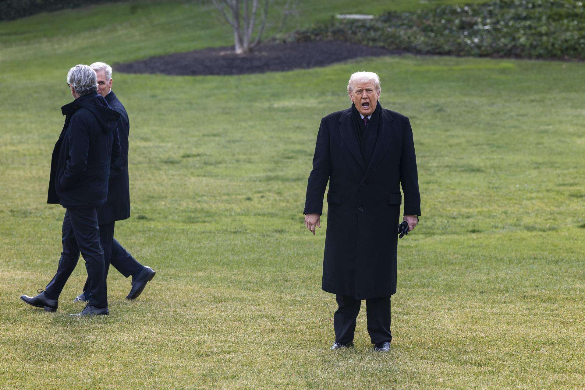 El presidente Donald J. Trump grita a los medios de comunicación mientras camina para abordar el Marine One en el jardín sur de la Casa Blanca en Washington, DC, EE. UU., el 17 de diciembre de 2025. EFE/SHAWN THEW