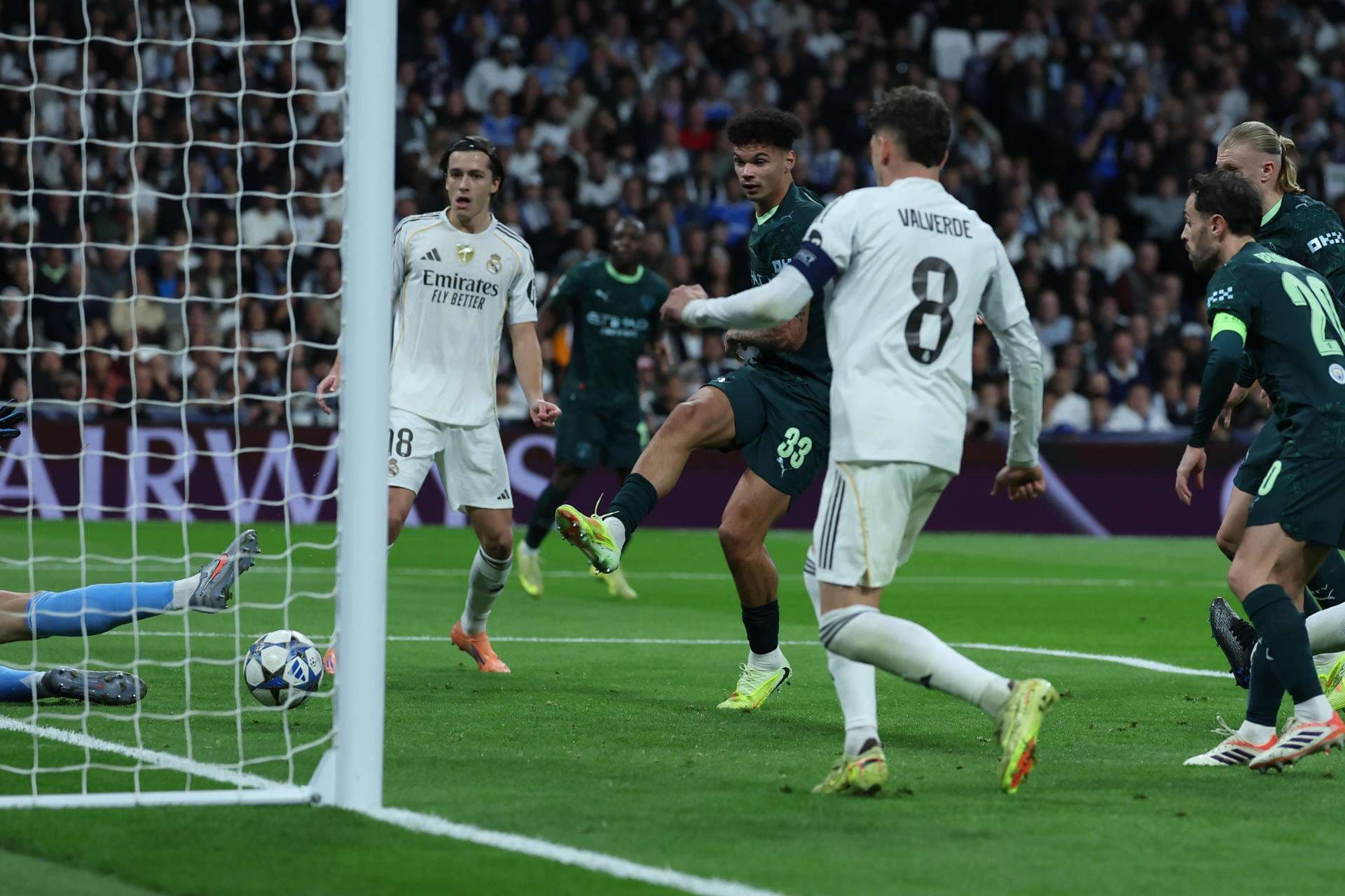 El defensa del Manchester City Nico O'Reilly (c) marca el 1-1 durante el encuentro correspondiente a la fase regular de la Liga de Campeones que disputan Real Madrid y Manchester City en el estadio Santiago Bernabéu, en Madrid. EFE/ Kiko Huesca