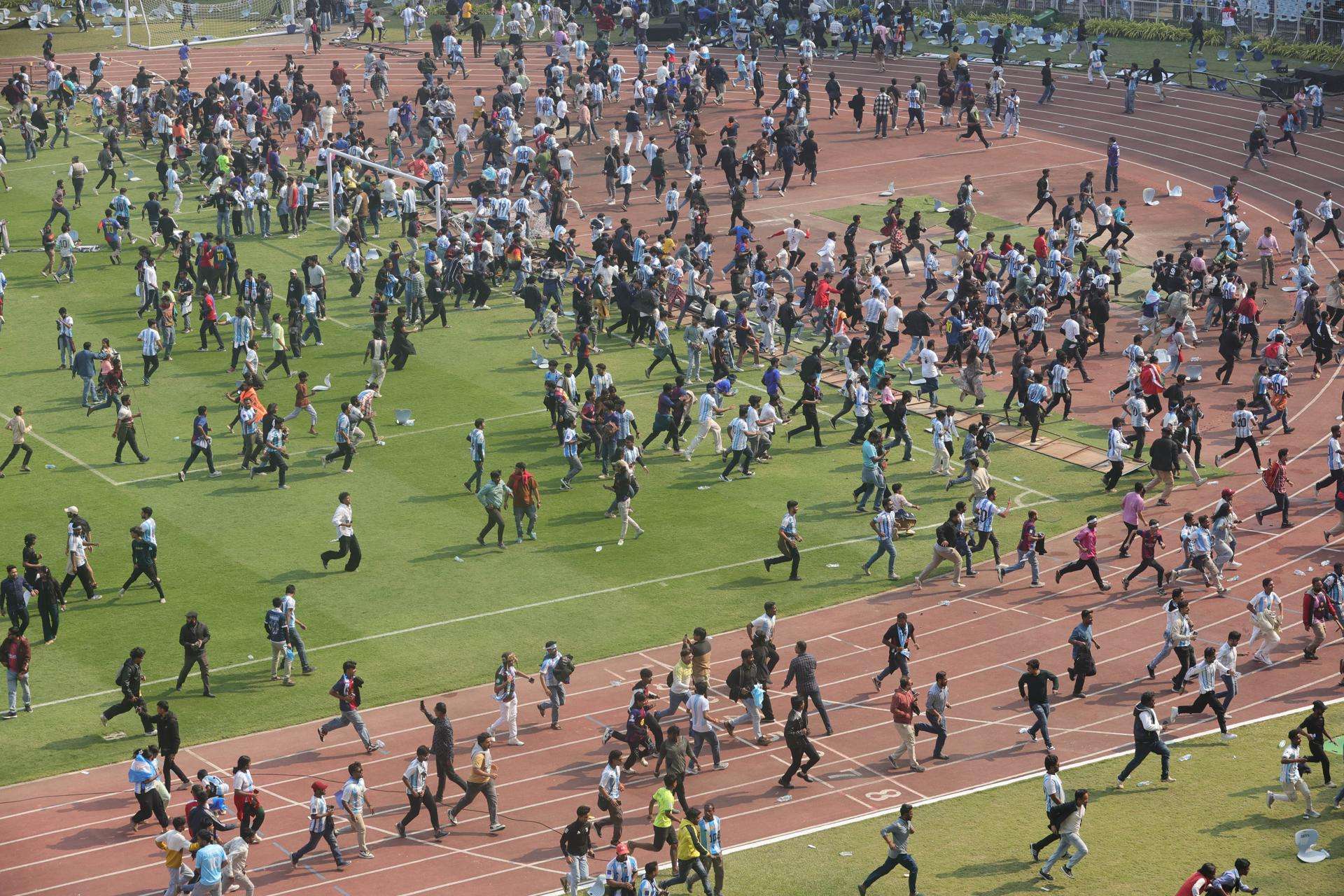 Los aficionados lanzan botellas y sillas, vandalizando vallas publicitarias en el Salt Lake Stadium en Kolkata, Bengala Occidental, India. Tras la breve aparición de cinco minutos de Messi, se desató el caos entre los aficionados que habían pagado una cantidad significativa pero no pudieron ver a la leyenda del fútbol argentino. EFE/EPA/PIYAL ADHIKARY