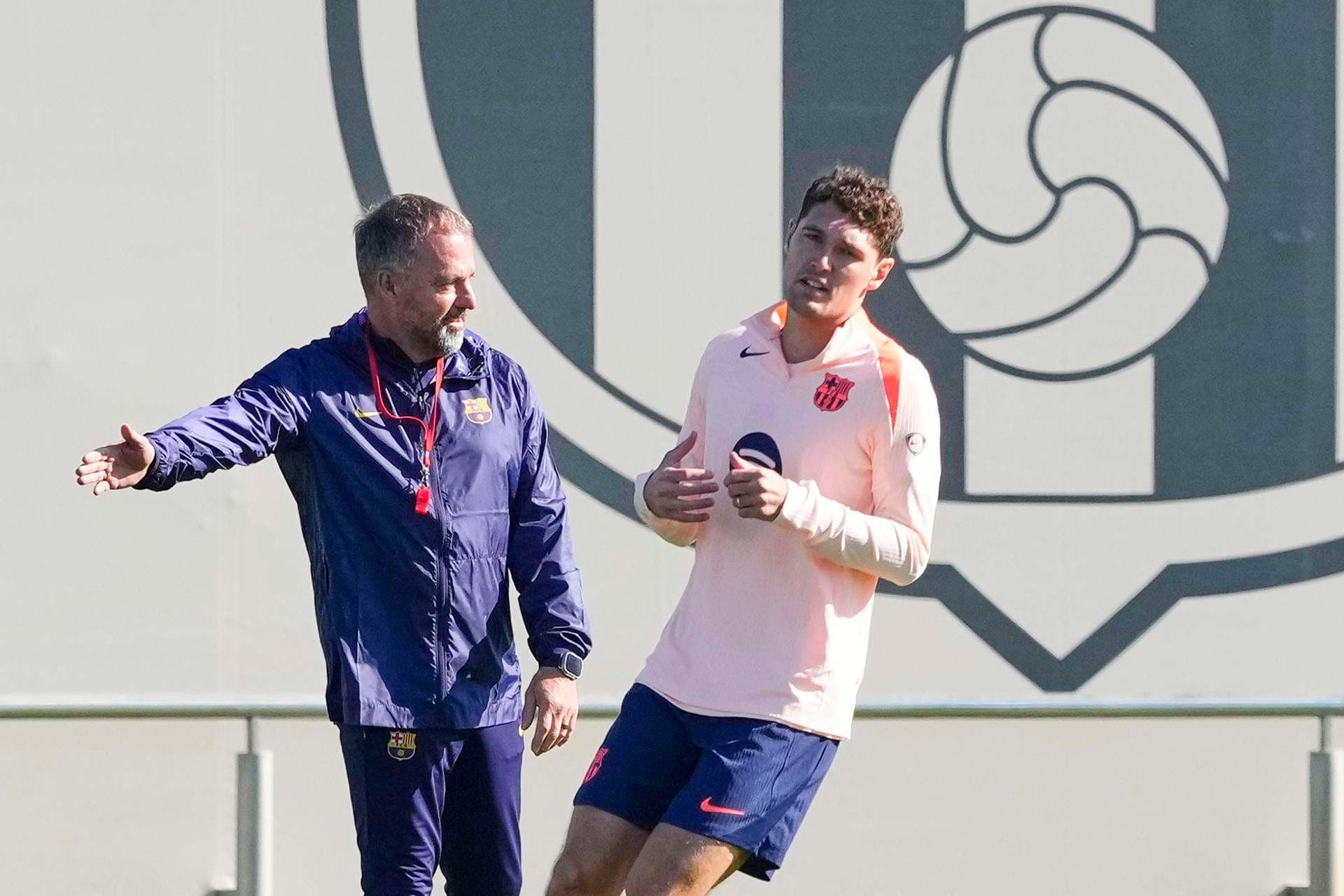 El entrenador del FC Barcelona, Hansi Flick, y el jugador Andreas Christensen durante un entrenamiento. EFE/Alejandro García