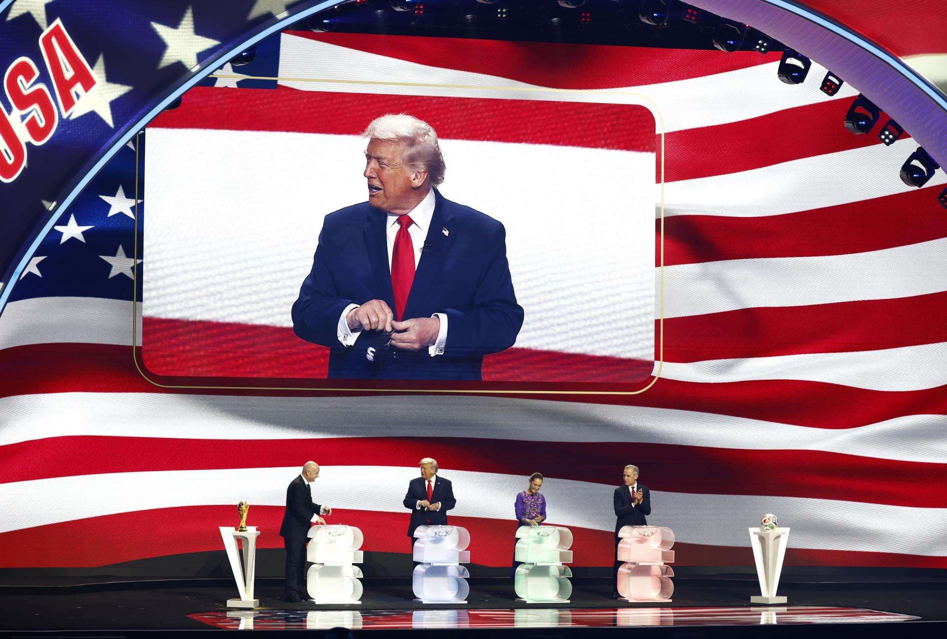 El presidente de la FIFA, Giovanni Infantino (i), está al lado del presidente de Estados Unidos, Donald Trump, la presidenta de México, Claudia Sheinbaum y el primer ministro de Canadá, Mark Carney (d). EFE/EPA/WILL OLIVER