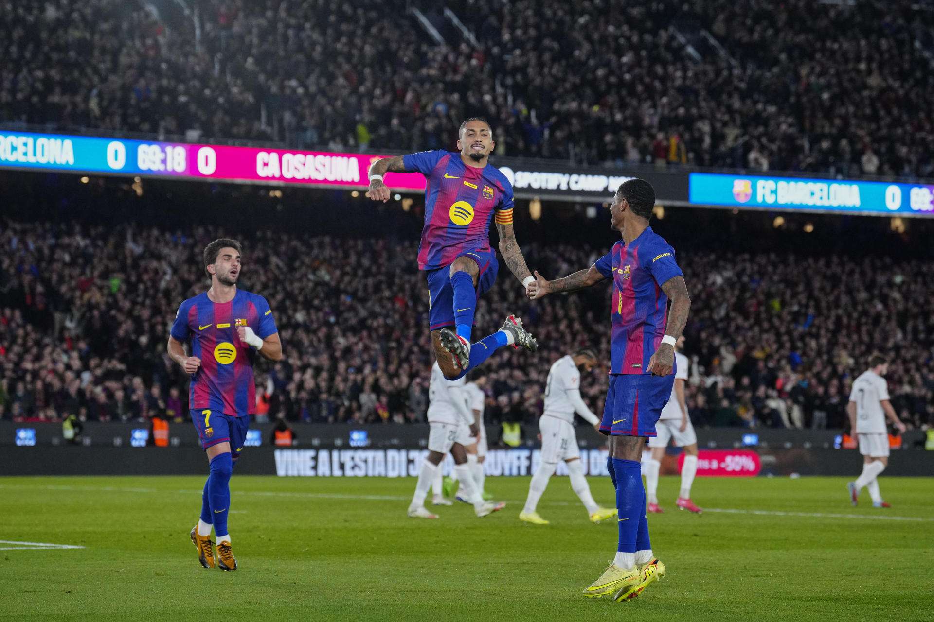 El delantero brasileño del FC Barcelona Raphinha (c) celebra con sus compañeros el gol marcado ante el Osasuna durante el partido de la jornada 16 de LaLiga que FC Barcelona y Atlético Osasuna disputaron en el Camp Nou. EFE/Alejandro García