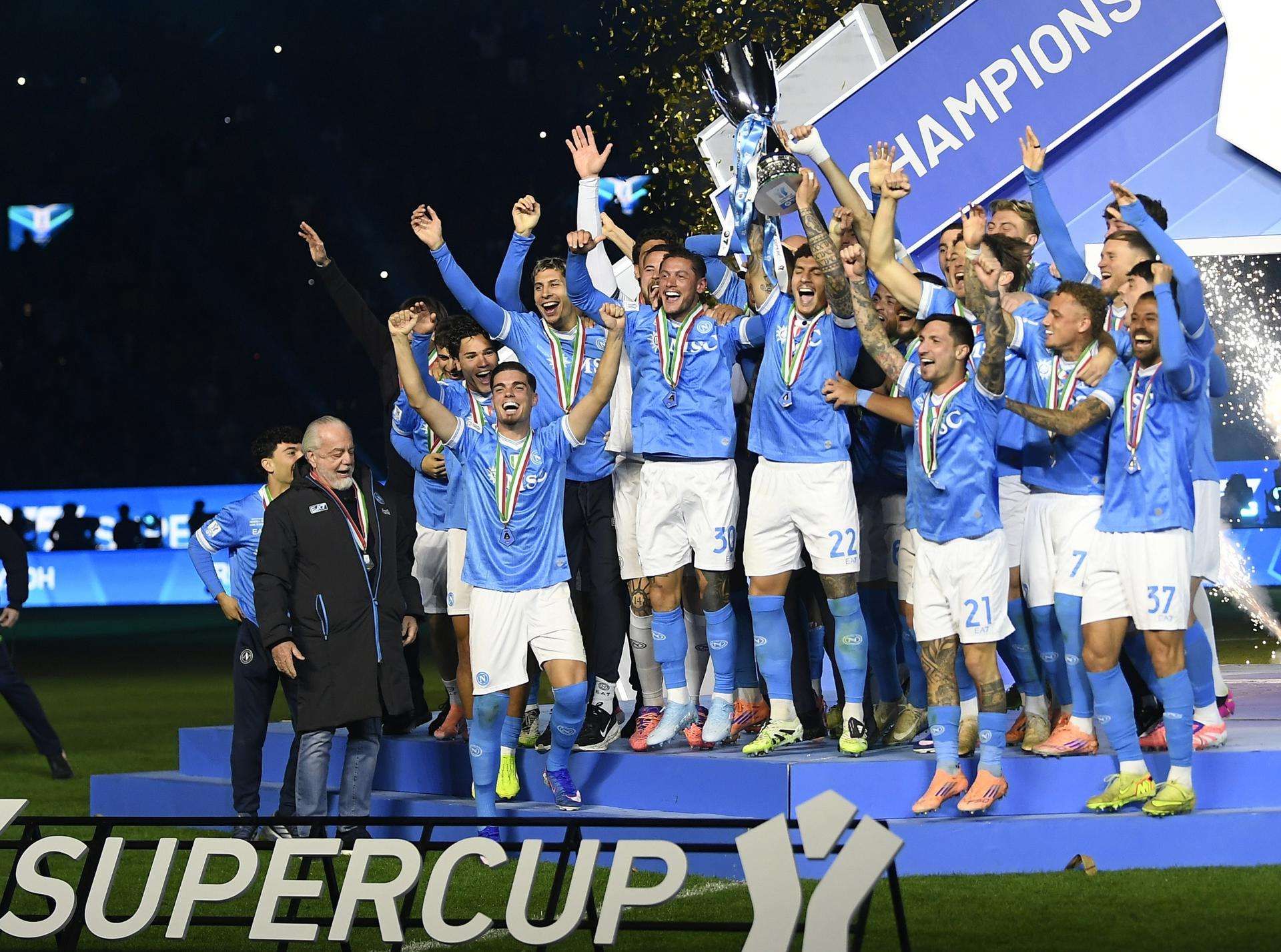 Los jugadores del Nápoles celebran el títiulo de la Supercopa tras la final que han jugado SSC Napoli y Bologna FC 1909, en Riad. EFE/EPA/STRINGE