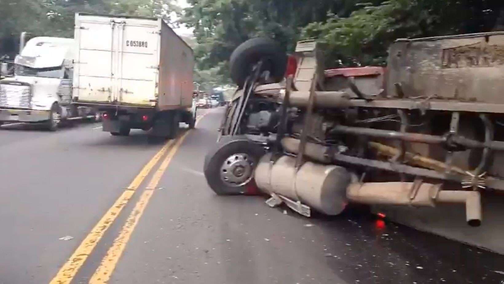 Tráiler volcado complica el tránsito en Siquinalá; activan carril reversible