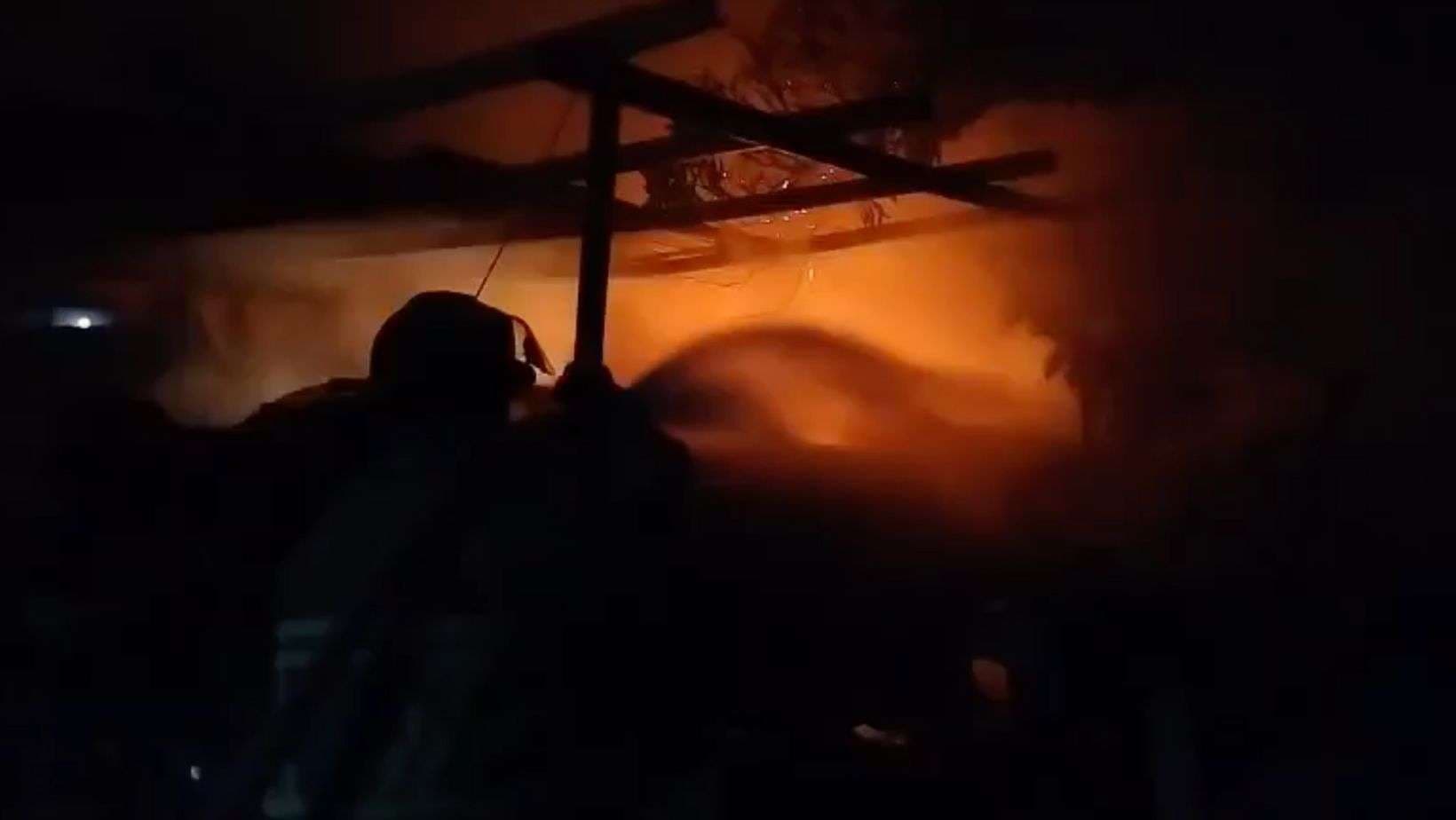 Incendio en importadora de vehículos genera daños materiales en Mixco