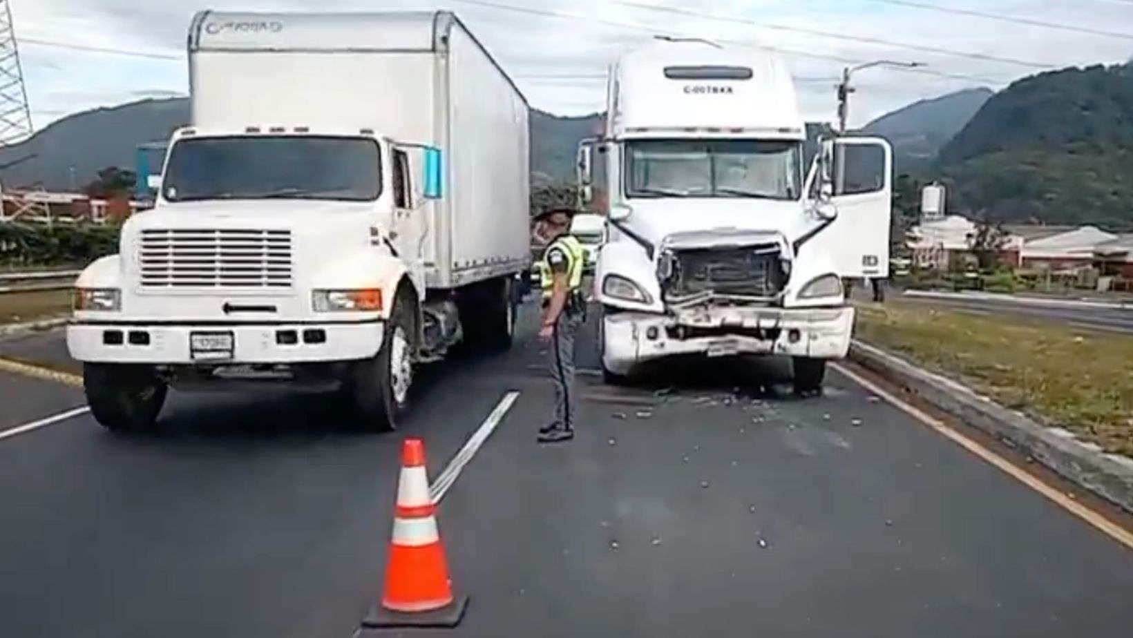 Hecho de tránsito dificulta el paso vehicular por cierre parcial de carril