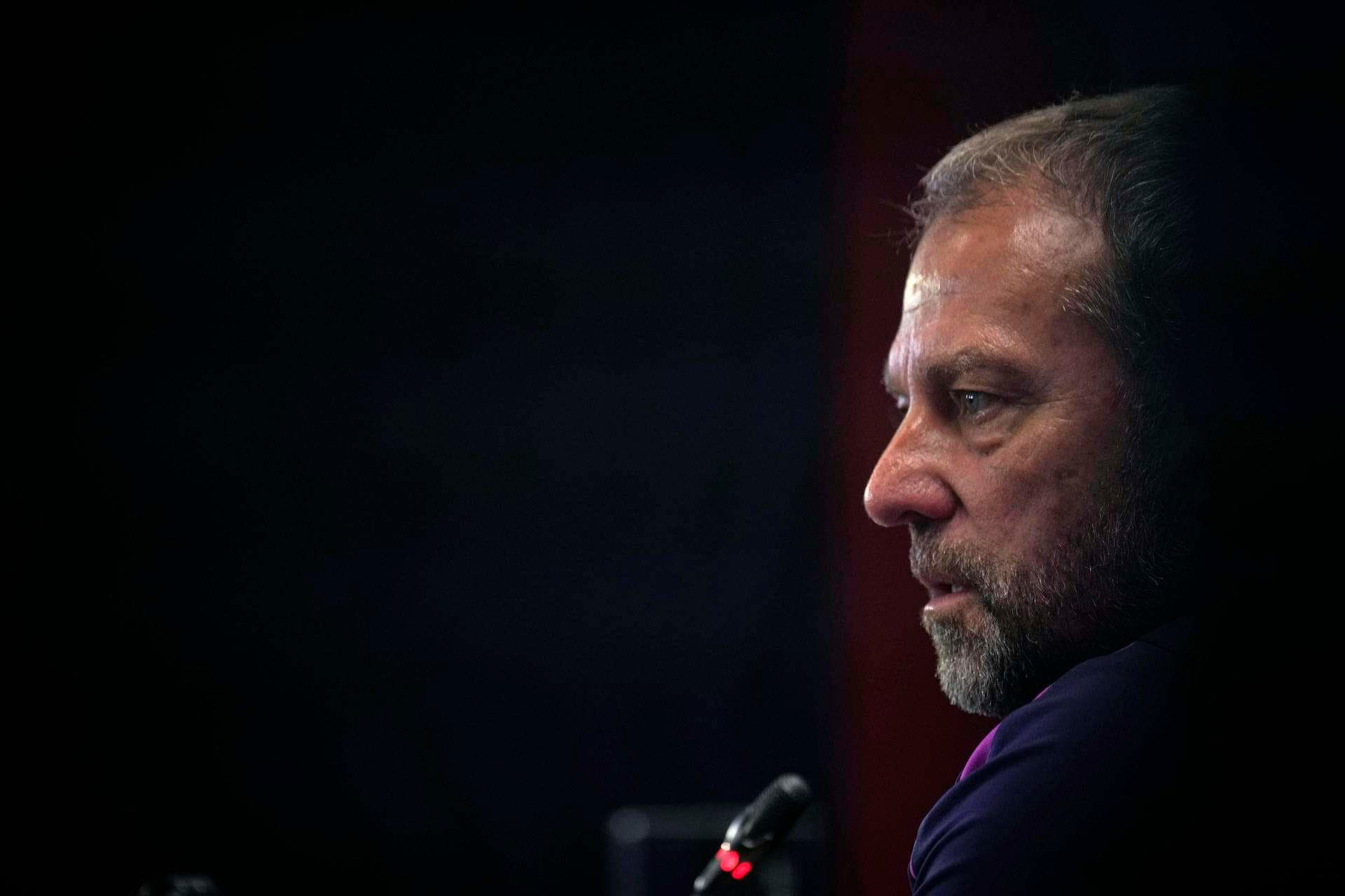 El entrenador del FC Barcelona, Hansi Flick durante la rueda de prensa tras el entrenamiento del equipo en la ciudad deportiva Joan Gamper este sábado antes de su enfrentamiento liguero contra el Real Oviedo. EFE/Alejandro García