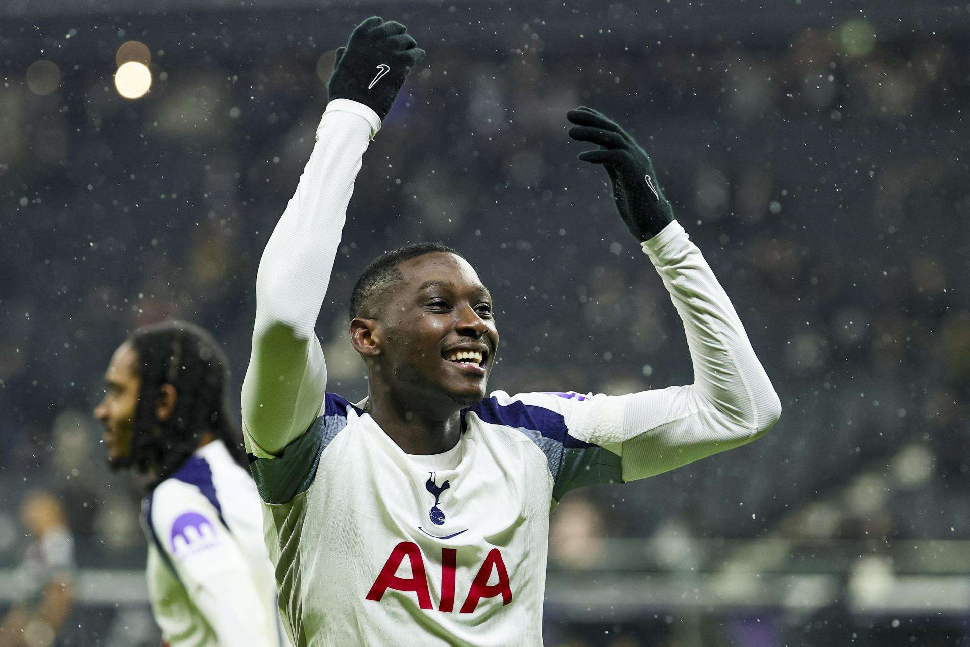 El francés Randal Kolo Muani, del Tottenham, celebra el gol anotado ante el Eintracht de Fráncfort en el partido correspondiente a la última jornada de la fase regular de la Liga de Campeones, disputado este miércoles. EFE/ RONALD WITTEK