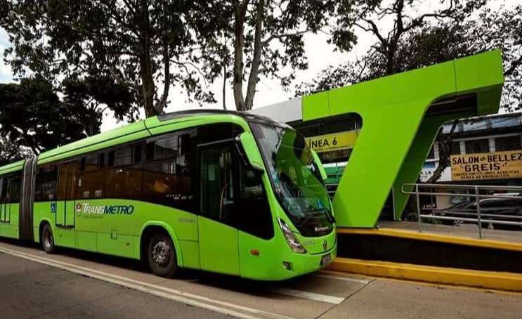 Tráfico por partido obliga a suspender estaciones del Transmetro