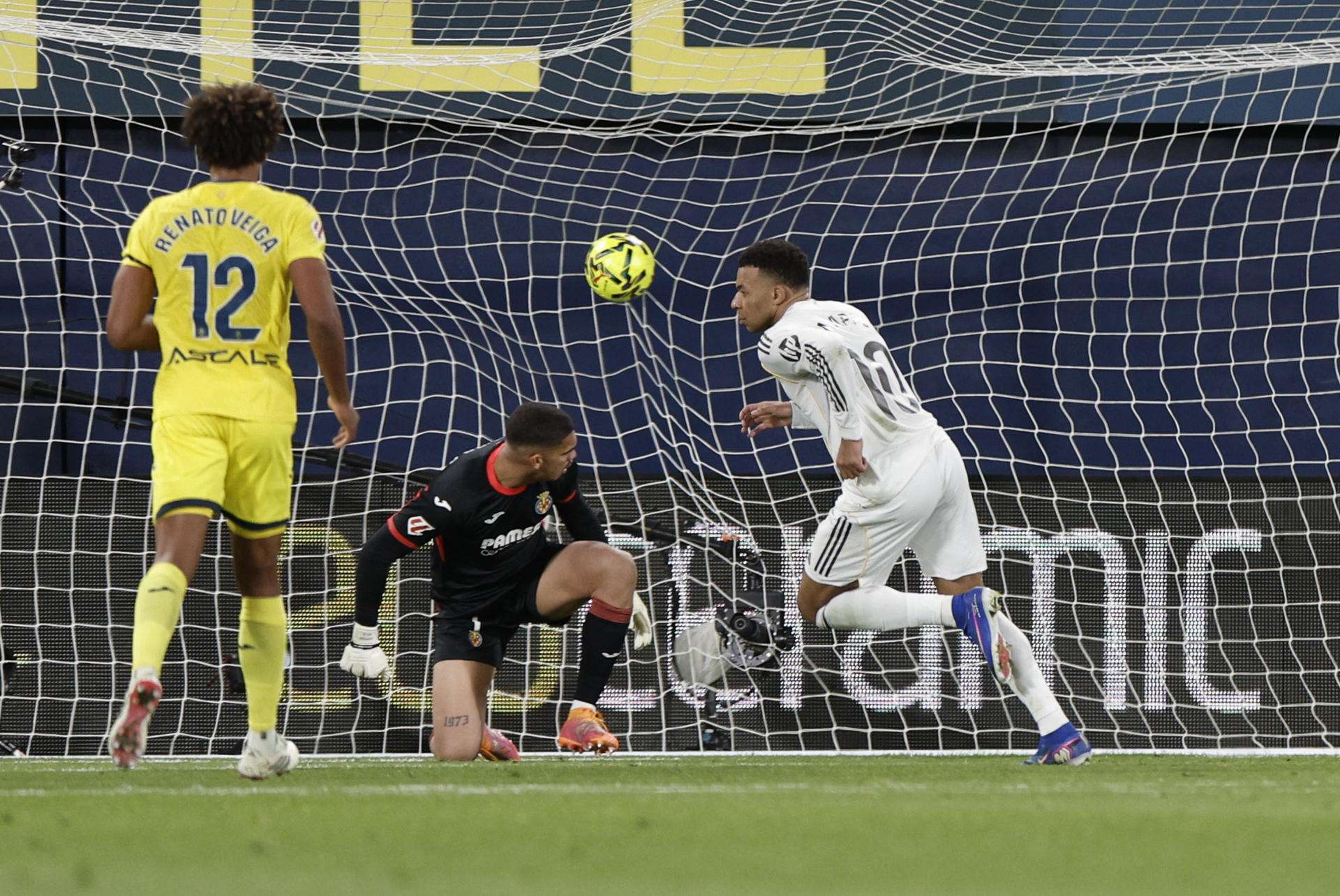 El delantero francés del Real Madrid Kylian Mbappé marca su segundo gol de penalti durante el partido de la jornada 21 de LaLiga que Villarreal CF y Real Madrid disputaron en el estadio de La Cerámica. EFE/Kai Forsterling
