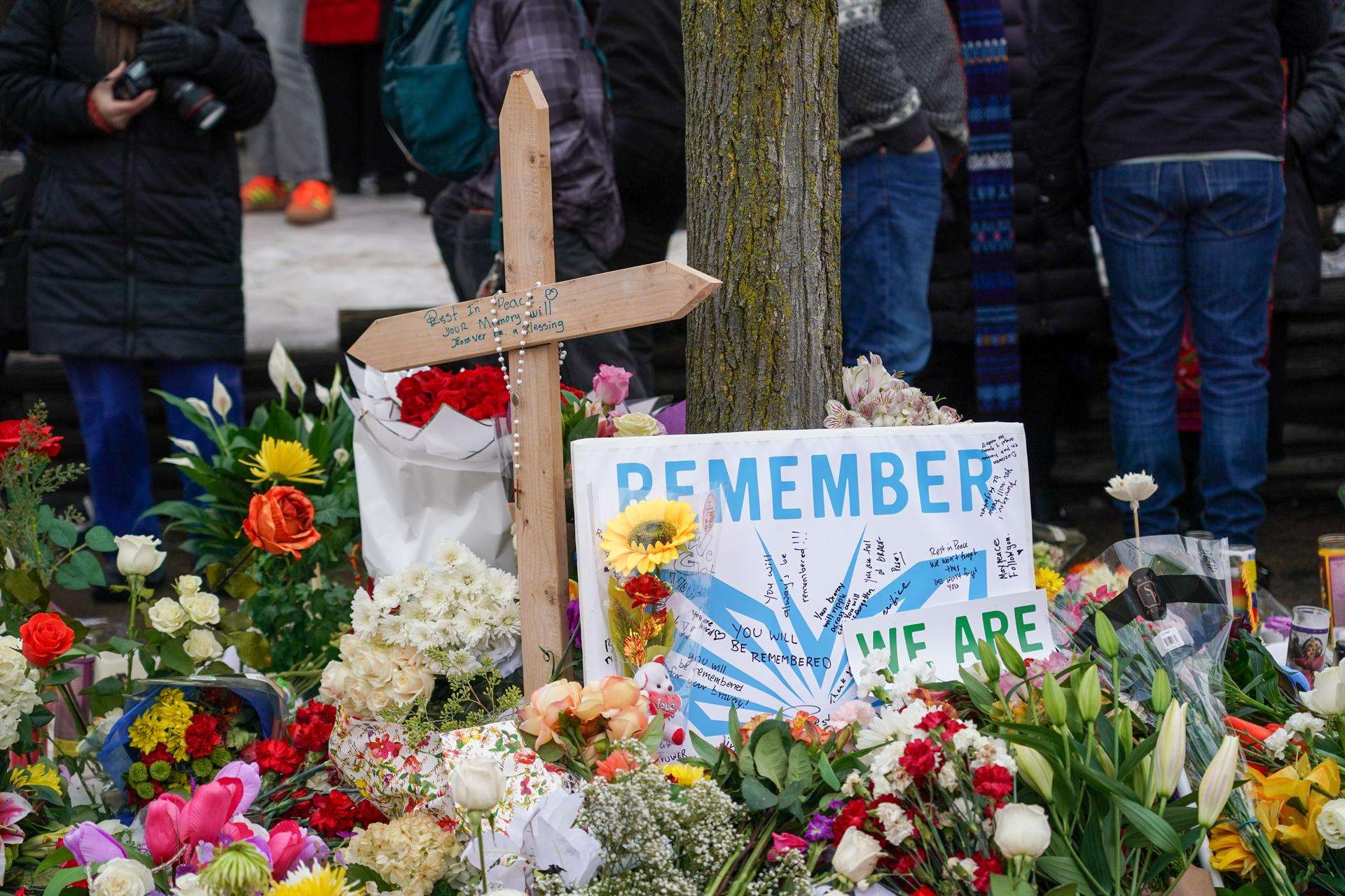 Fotografía que muestra flores en el lugar donde una mujer fue baleada y asesinada por un agente del Servicio de Inmigración y Control de Aduanas (ICE) en Mineápolis, Minnesota, Estados Unidos, el 8 de enero de 2026. EFE/EPA/CRAIG LASSIG