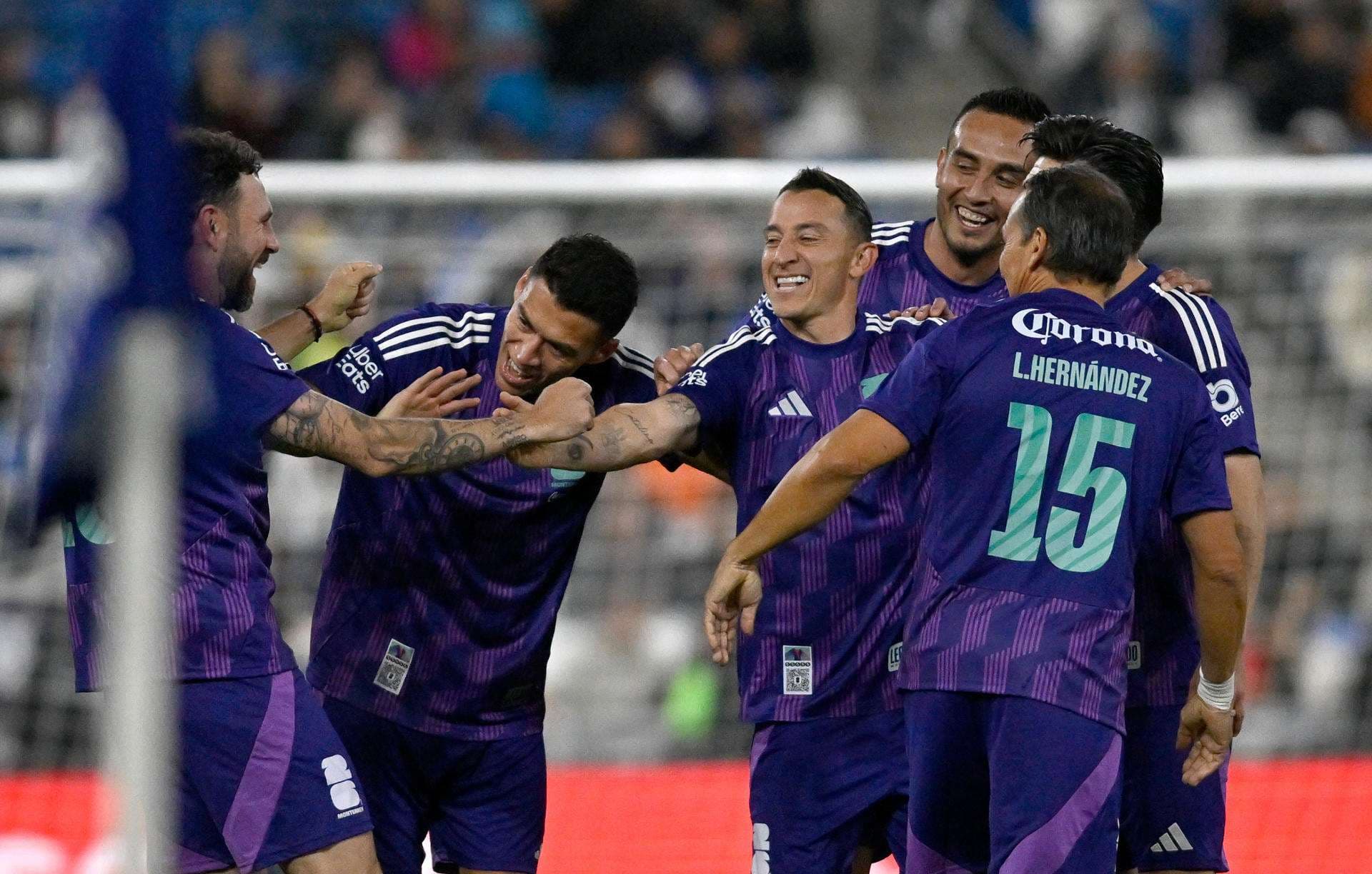 Jugadores del equipo Leyendas de México celebran un gol al las Leyendas de la FIFA durante el partido de exhibición jugado hoy en la ciudad de Monterrey. EFE/ Miguel Sierra