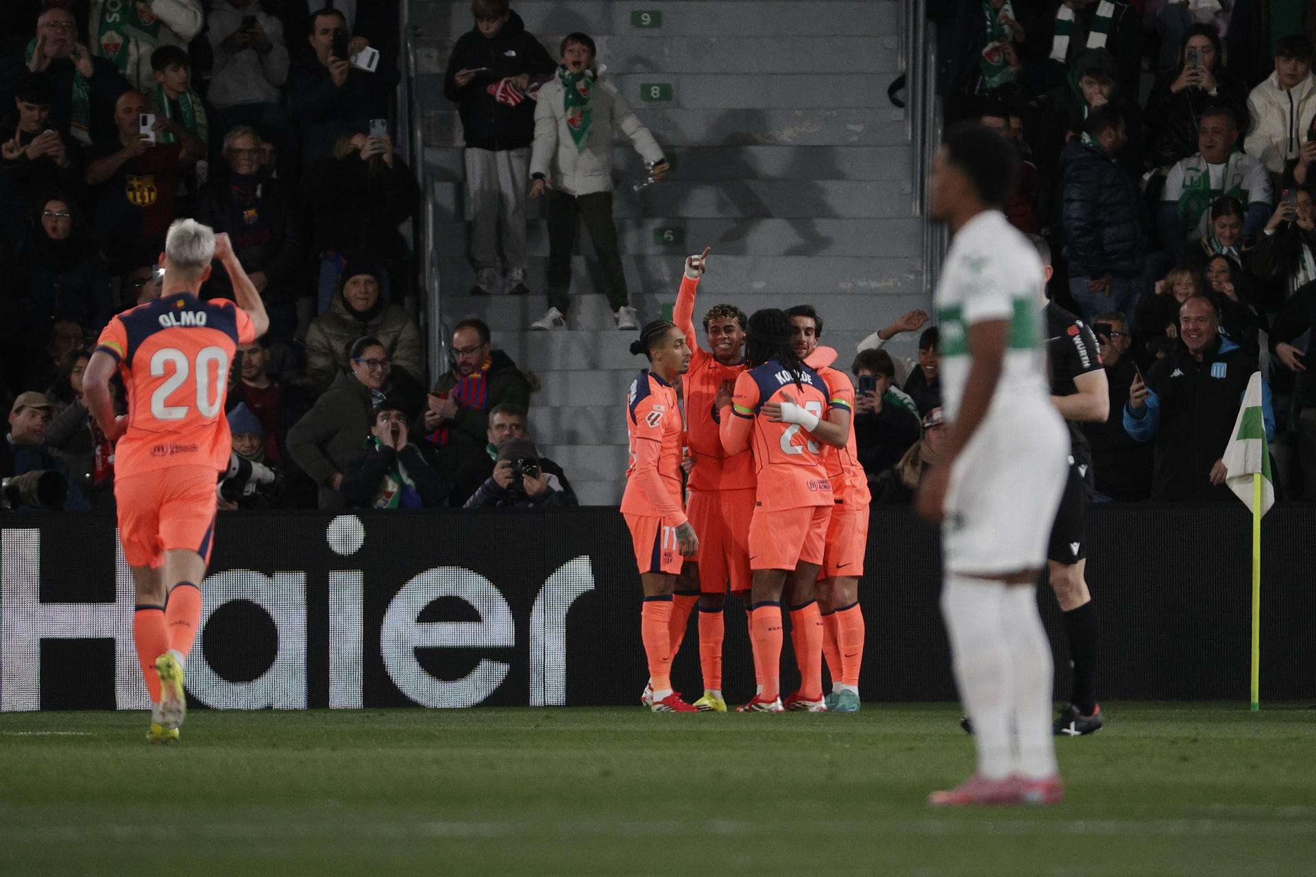 El delantero del FC Barcelona Lamine Yamal (c) celebra junto a sus compañeros tras marcar el 1-0 durante el encuentro correspondiente a la jornada 22 de la Liga EA Sports que disputaron Elche y FC Barcelona en el estadio Martínez Valero, en la localidad alicantina. EFE/ Manuel Bruque