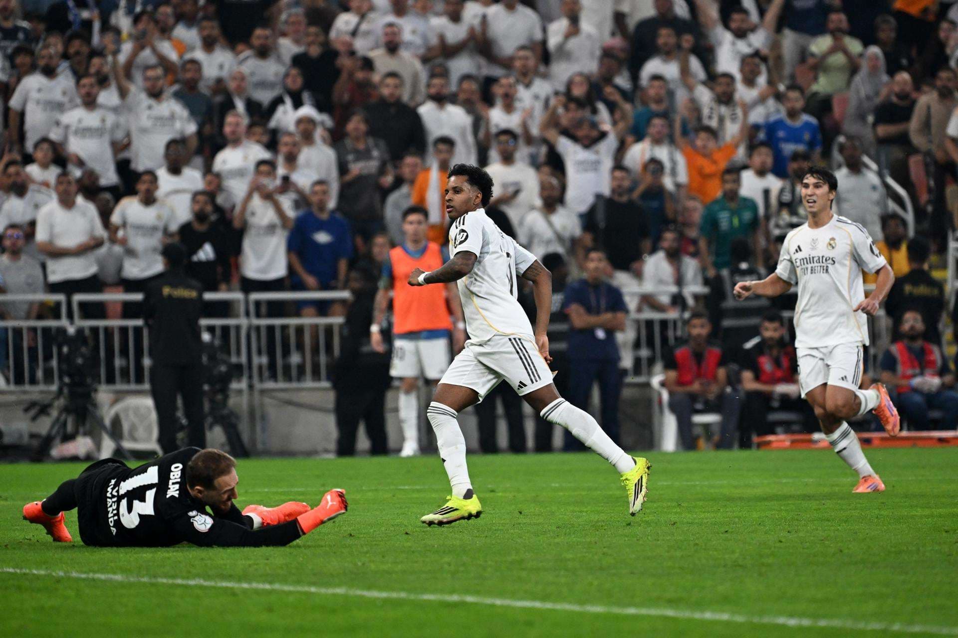 El delantero del Real Madrid Rodrygo Goes (d) marca el segundo gol ante el Atlético, durante la semifinal de la Supercopa de España que Atlético de Madrid y Real Madrid disputan este jueves en el estadio King Abdullah Sports City, en Yeda. EFE/EPA/STR