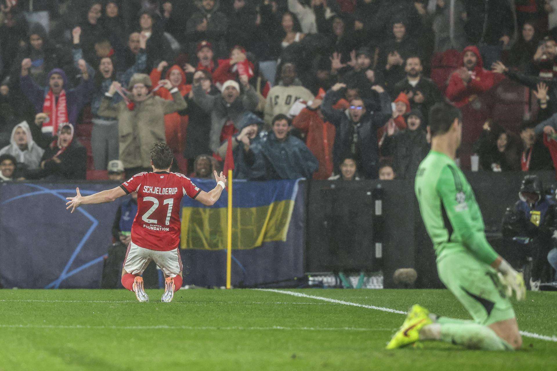 El jugador del Benfica Andreas Schjelderup celebra el 1-1 mientras Thibaut Courtois se lamenta durante el partido de la UEFA Champions League que han jugado SL Benfica y Real Madrid, en Lisboa, Portugal. Lisboa) EFE/EPA/JOSE SENA GOULAO