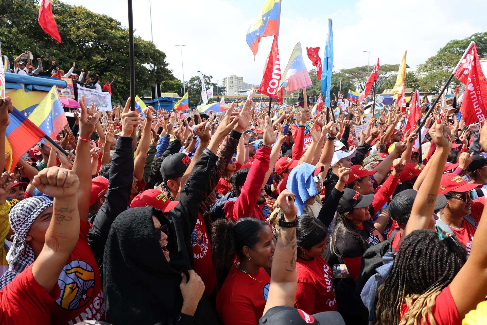 Simpatizantes del oficialismo participan en una manifestación este miércoles, en Caracas (Venezuela). EFE/ Miguel Gutiérrez