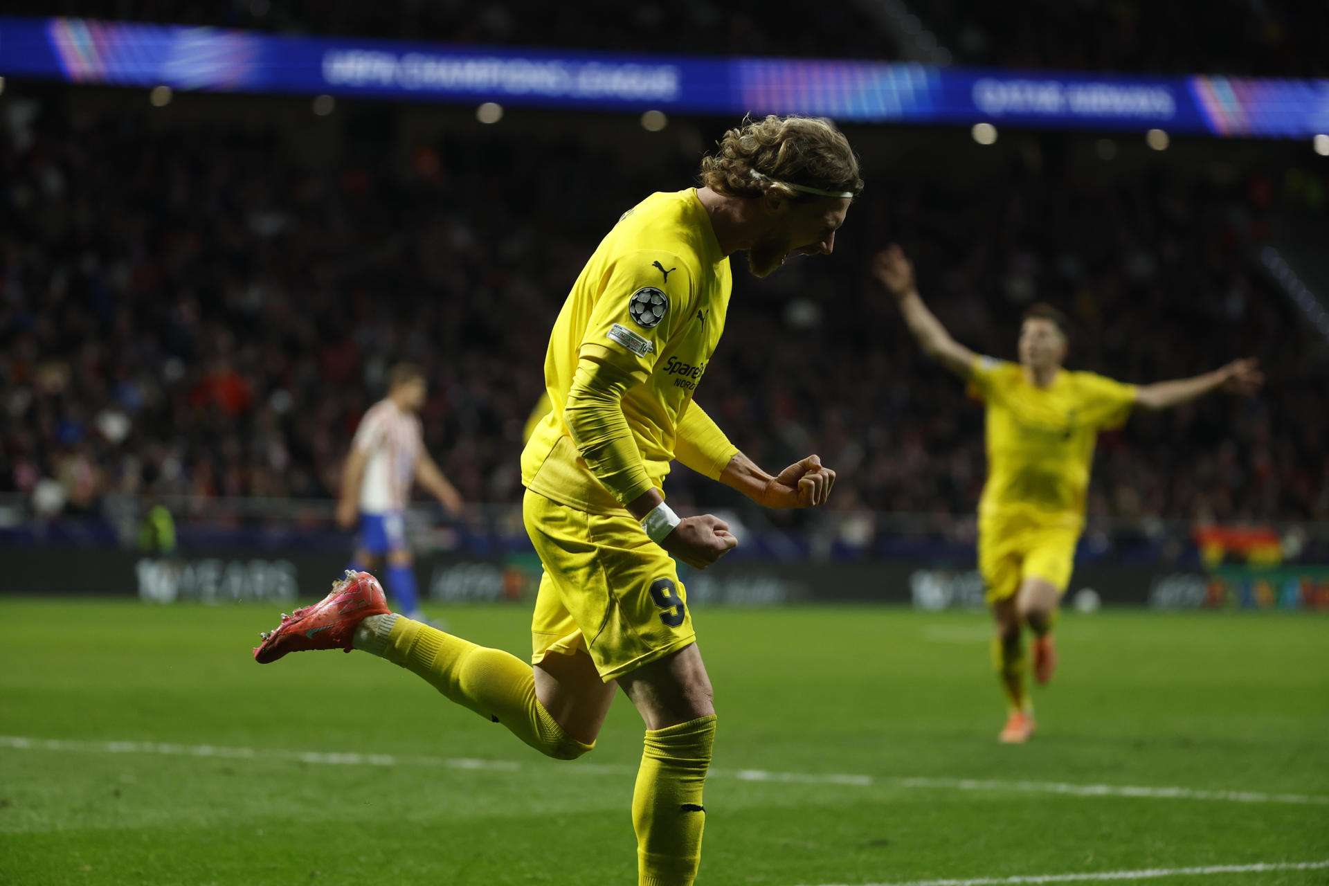 El delantero del Bodo/Glimt Kasper Høgh celebra su gol, segundo del equipo, durante el encuentro correspondiente a la última jornada de la fase regular de la Liga de Campeones que disputan Atlético de Madrid y Bodo/Glimt en el estadio Metropolitano, en Madrid. EFE/Juanjo Martín