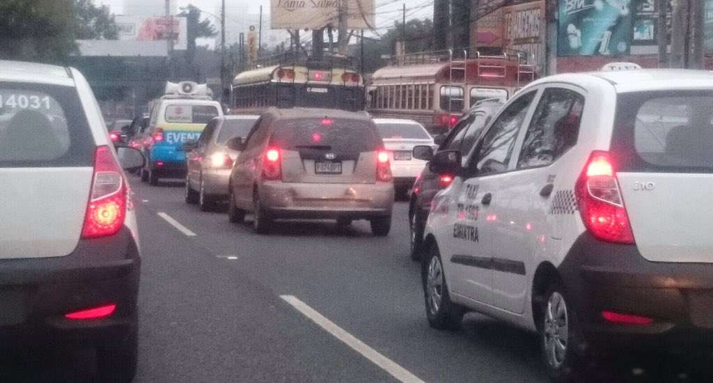Operativo policial complica el tránsito en calzada Roosevelt