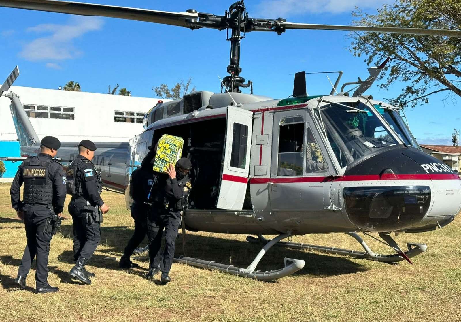 EN IMAGÉNES | Trasladan en helicópteros la droga incautada en Puerto Quetzal