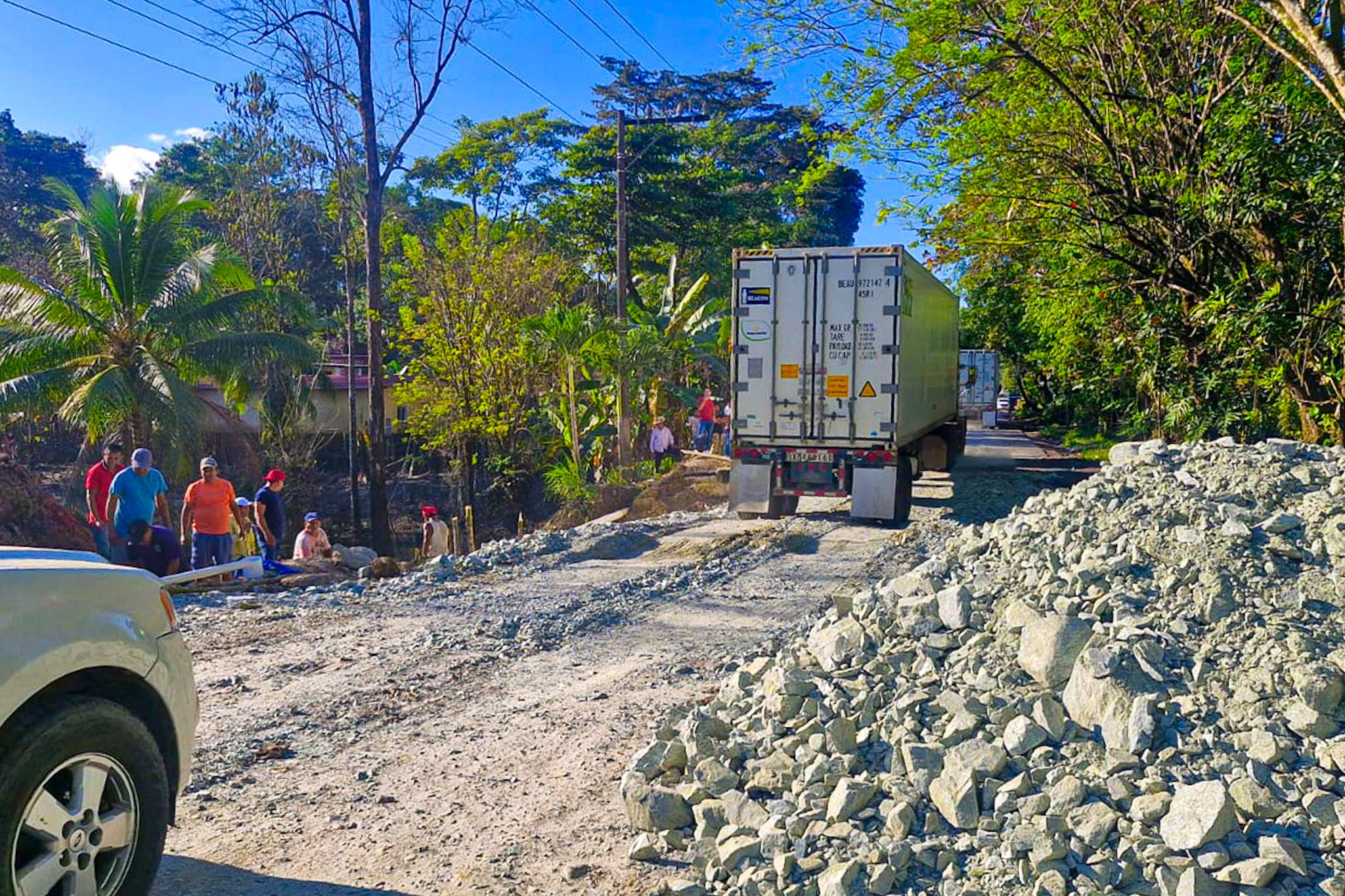 Restablecen paso vehicular en carretera de Izabal tras colapso de drenaje