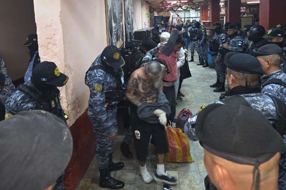 Incautan teléfonos, alcohol y otros objetos durante requisa en la cárcel Pavón