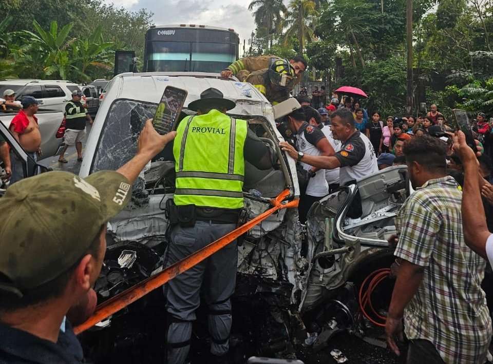 Accidente entre camión y bus extraurbano complica tránsito hacia el Pacífico