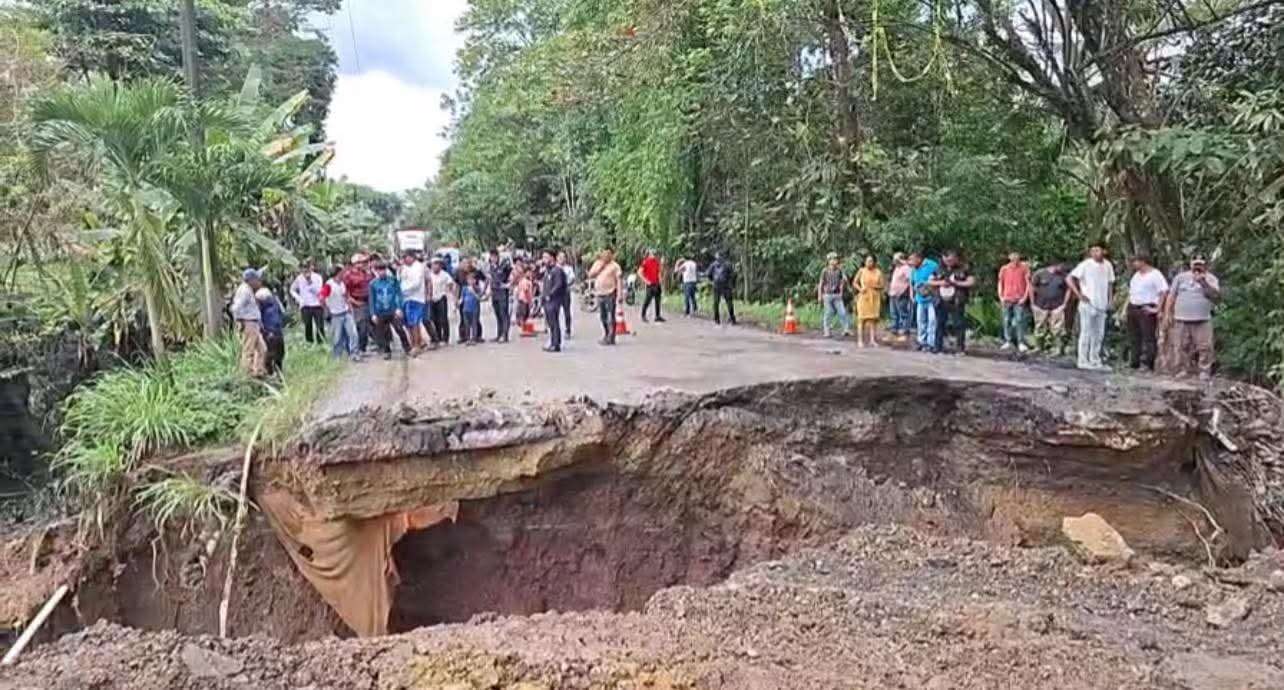 Trabajos continúan tras hundimiento en carretera de Izabal
