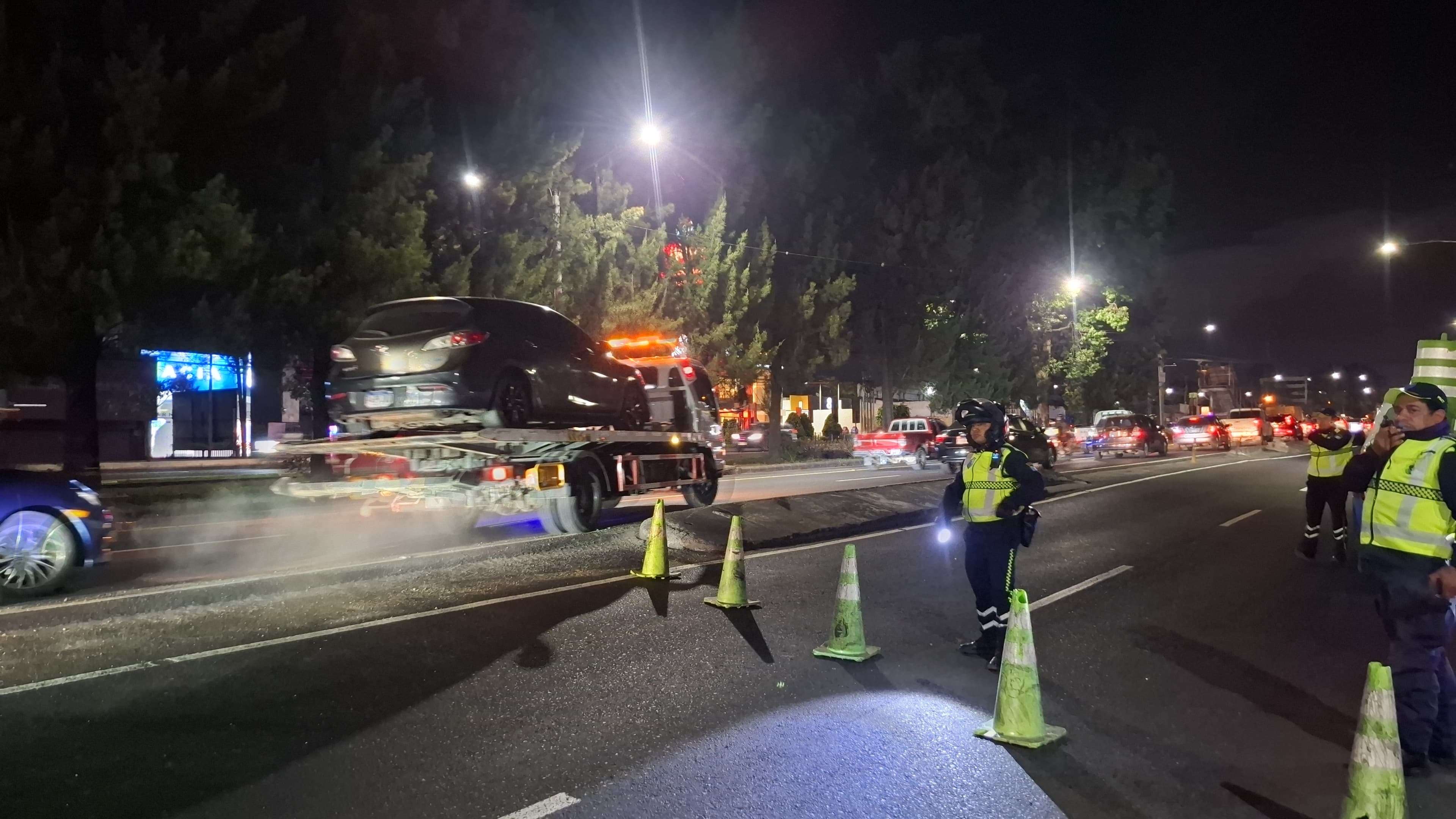 ¡Sin paso en la Aguilar Batres! Cierran calzada por instalación de pasarela