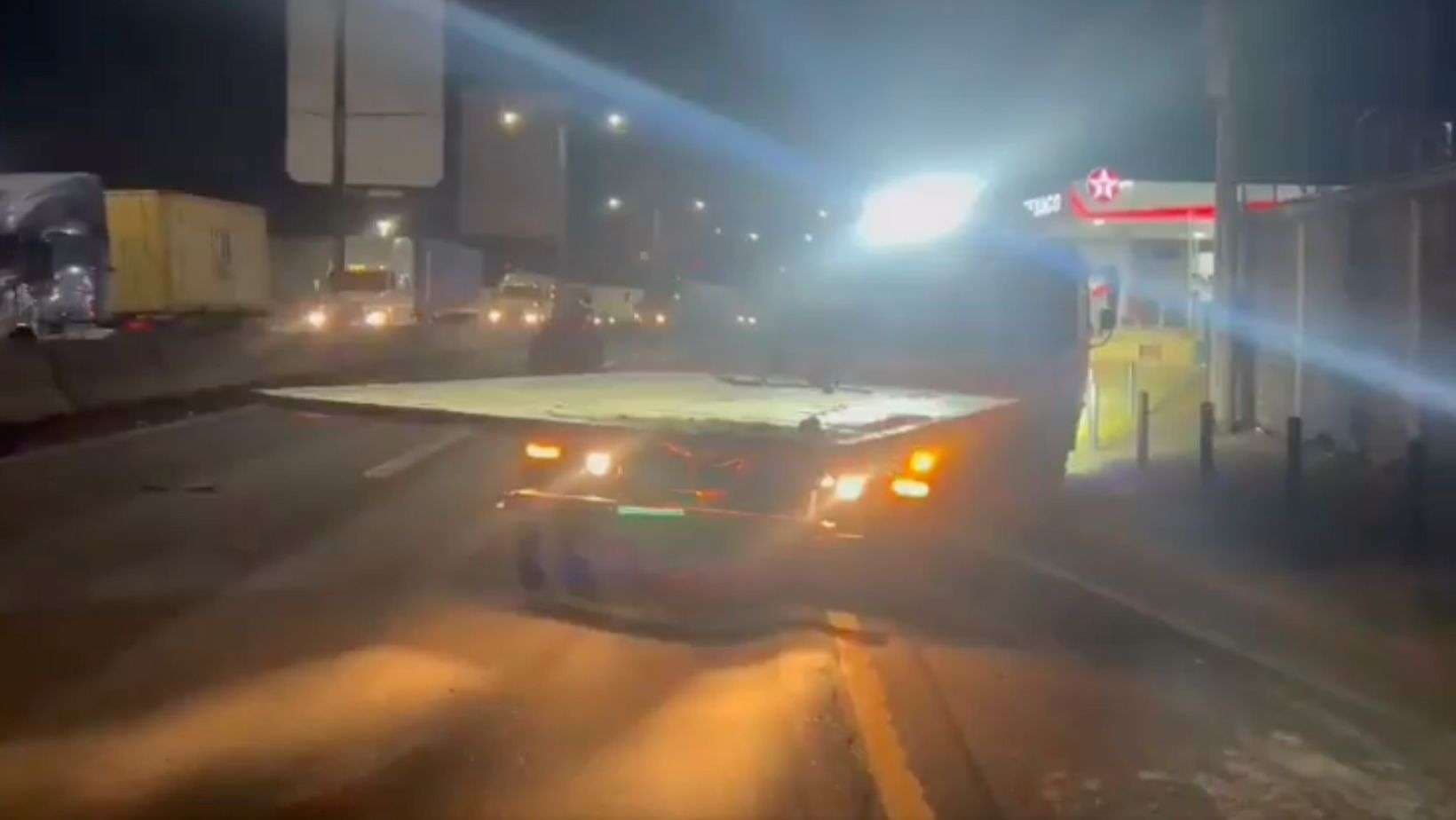 Tráiler pierde el control y causa caos vial en Ruta al Pacífico