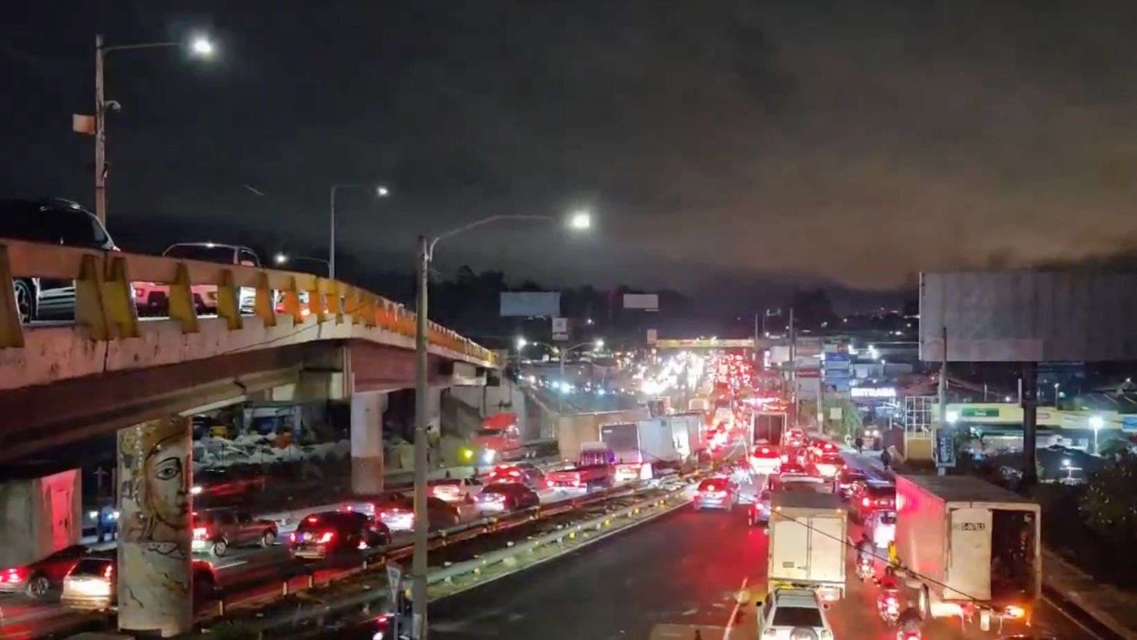 Fallas mecánicas, accidentes y lluvia complican el tránsito en la ruta al Pacífico