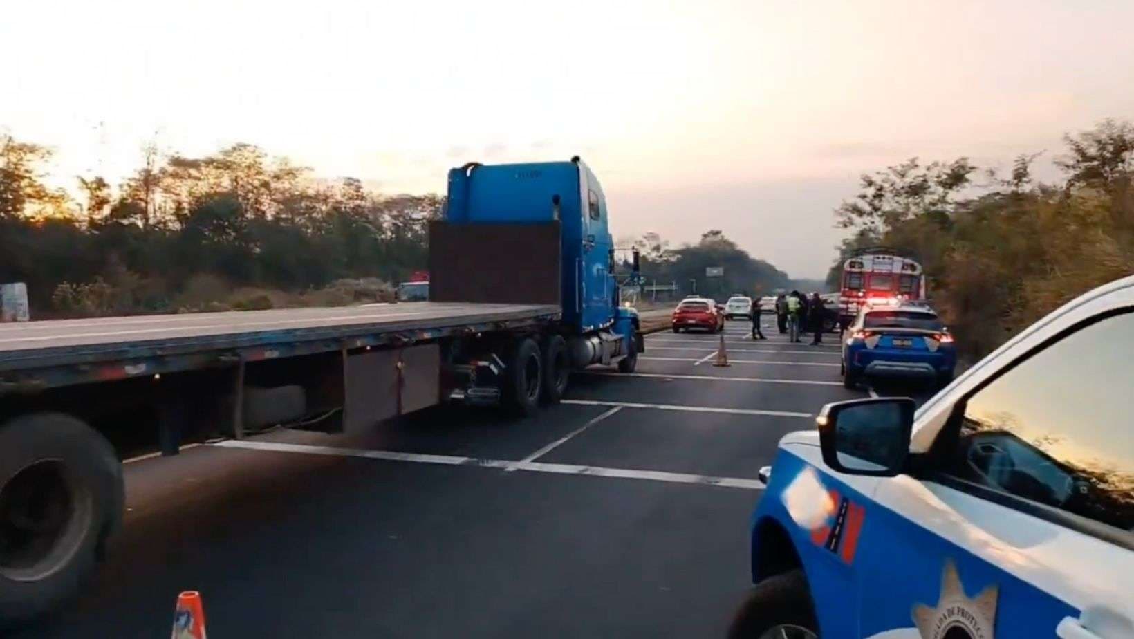 Choque entre bus y pickup bloquea carril en la autopista Palín-Escuintla