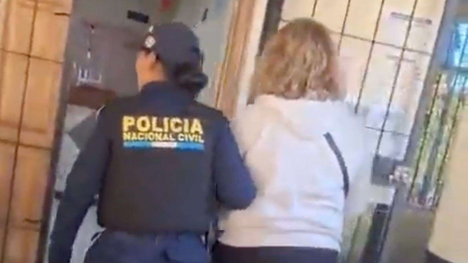 Dos órdenes por estafa derivan en captura de mujer en ingreso a la cárcel de Pavón