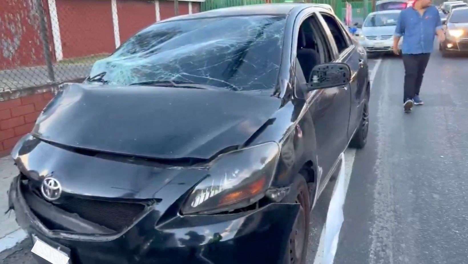 Triple colisión complica tránsito en la Aguilar Batres; activan carril reversible