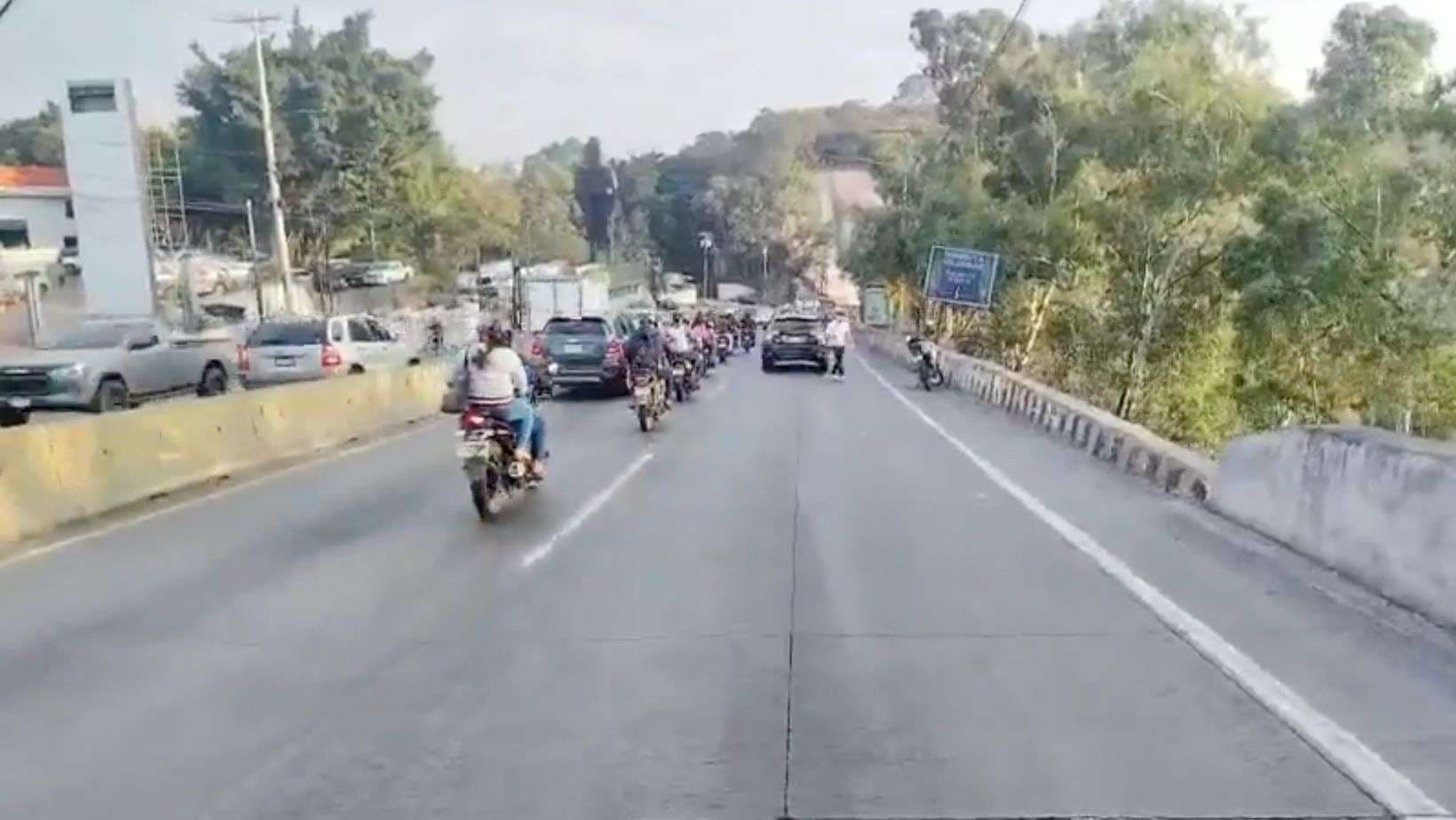 Derrame de combustible provoca caídas de motoristas en la bajada de Villalobos
