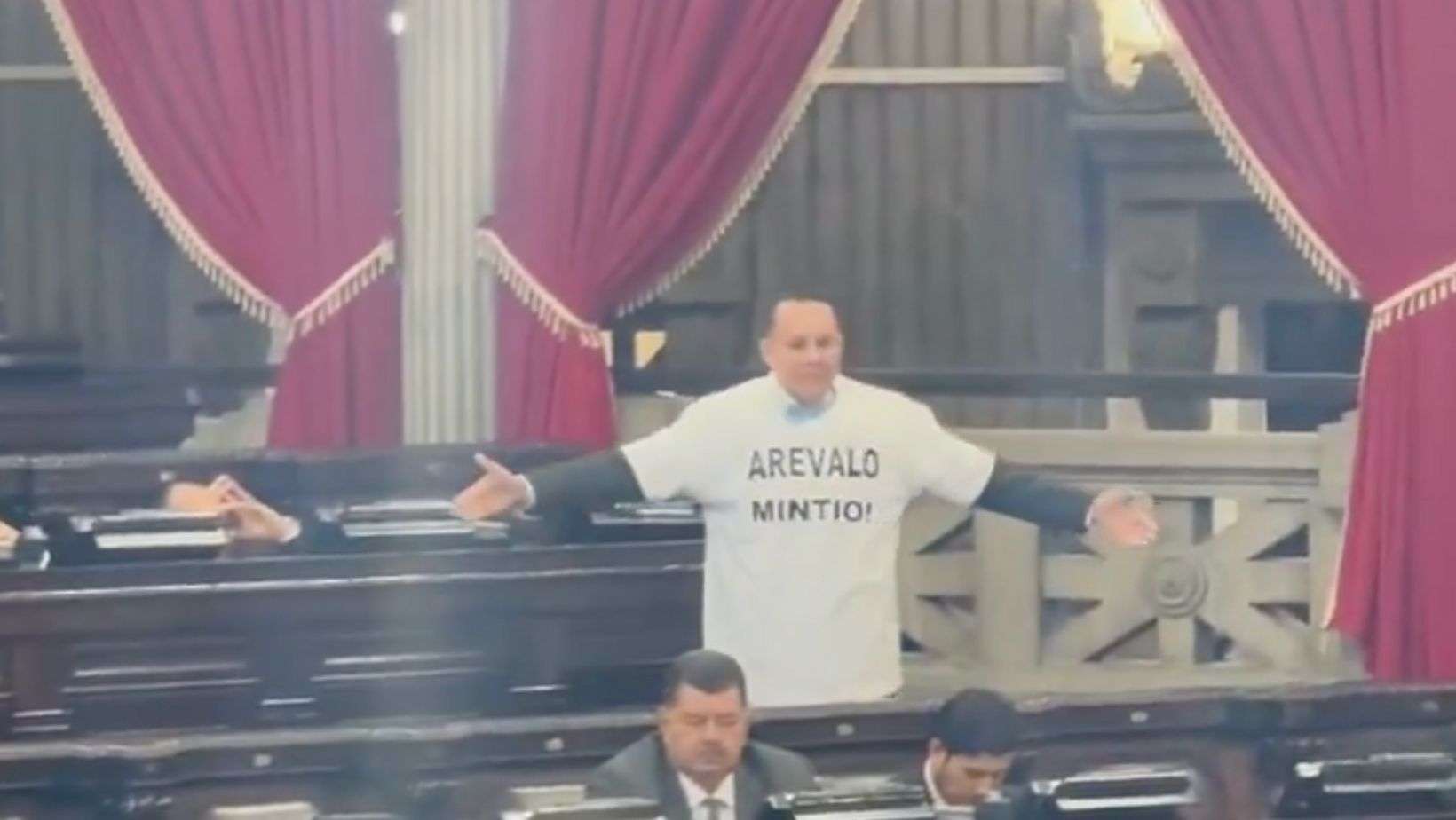 “Arévalo mintió” Diputado Calderón protesta durante informe presidencial en el Congreso