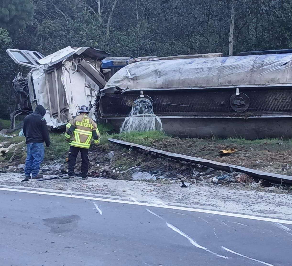 Cisterna con combustible vuelca y activa emergencia en ruta Interamericana