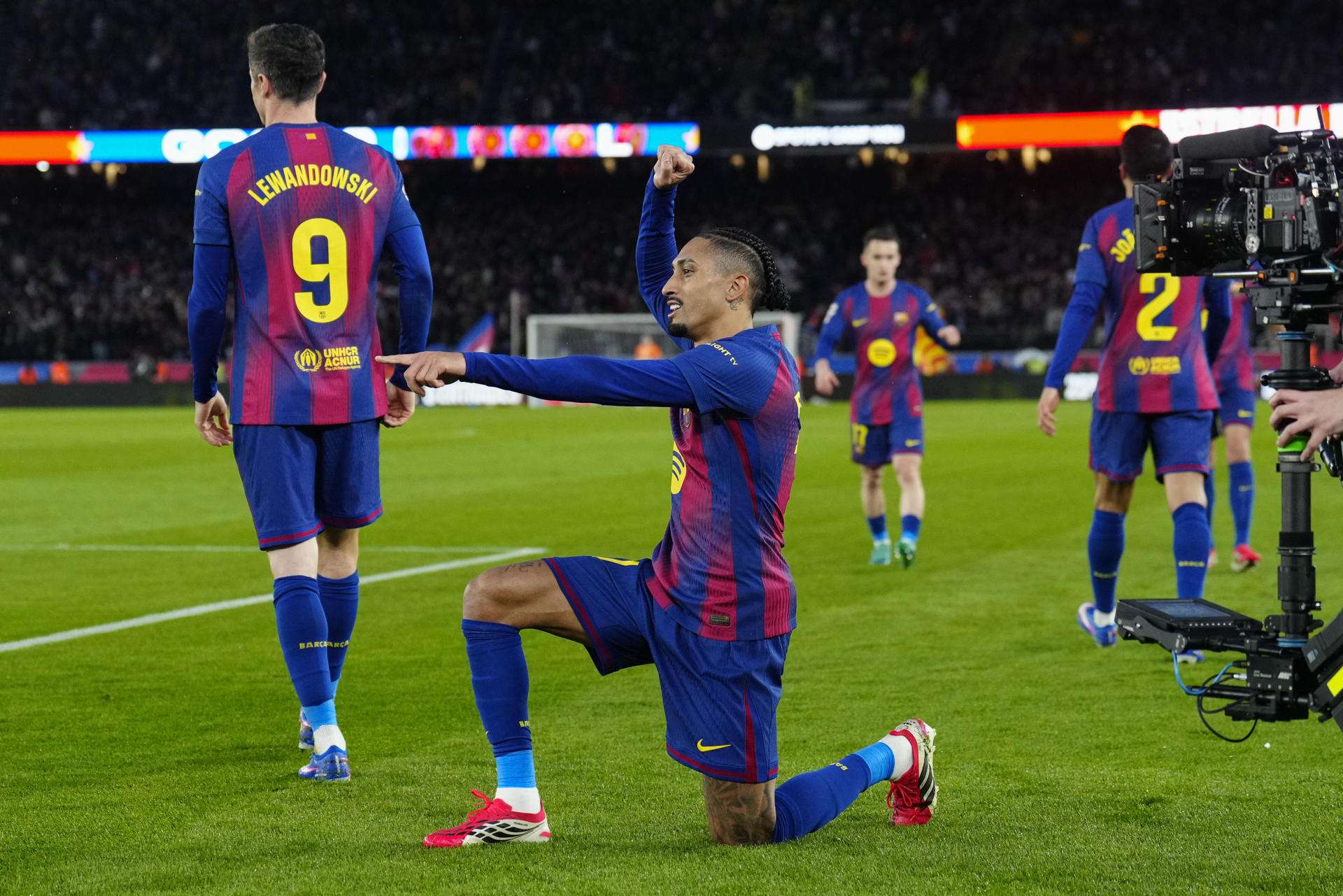 El delantero del FC Barcelona Raphinha celebra su gol ante el Real Oviedo, segundo para el conjunto azulgrana, durante el partido de LaLiga disputado entre el FC Barcelona y el Real Oviedo este domingo en el Camp Nou en Barcelona. EFE/Alejandro García