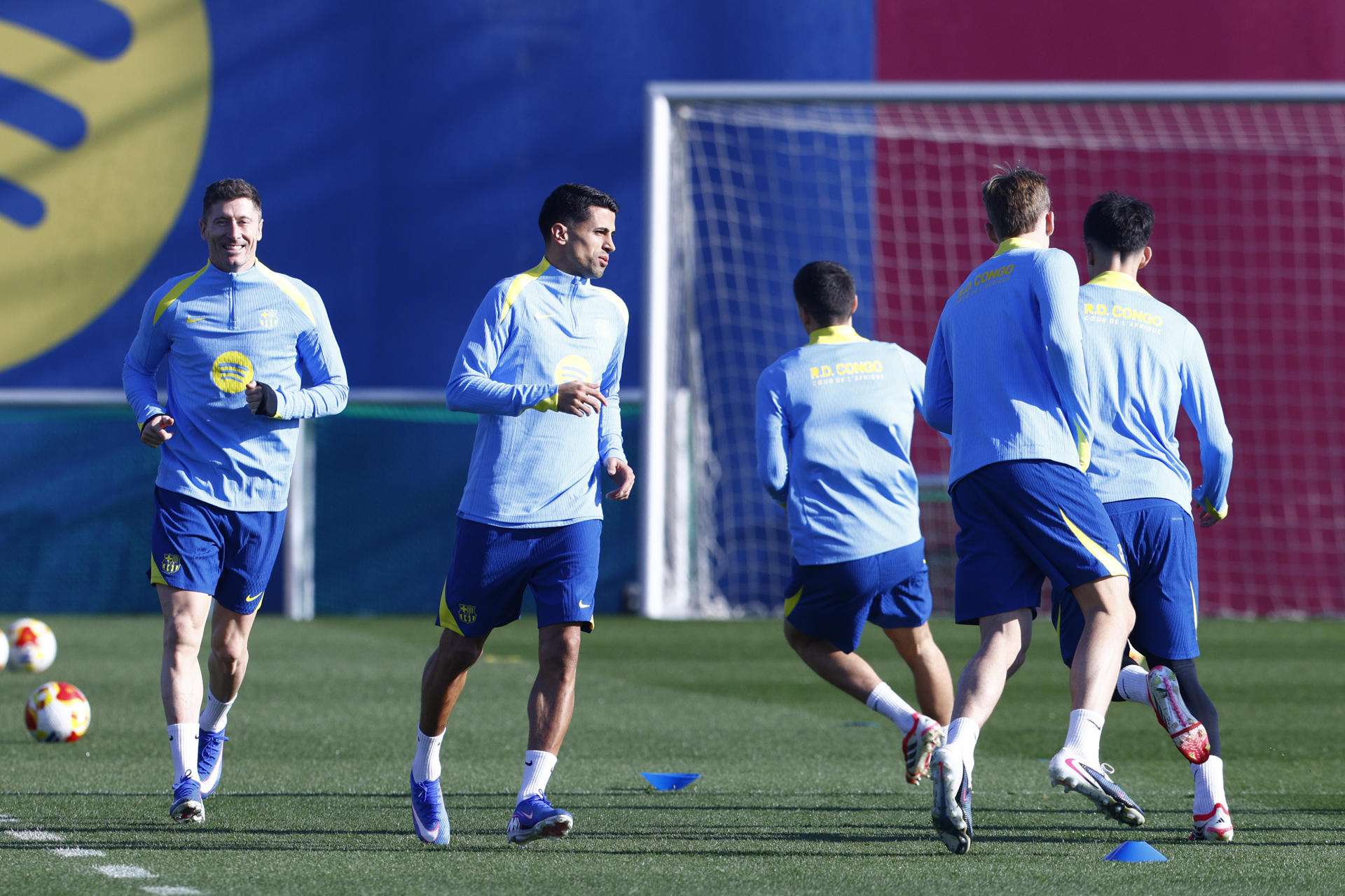 Los jugadores del FC Barcelona Robert Lewandoski (i), el dela (d) y Joao Cancelo (c), durante el entrenamiento del primer equipo realizado hoy en la Ciudad Deportiva, previo al partido de octavos de final de la Copa del Rey contra el Racing de Santander. EFE/ Quique García