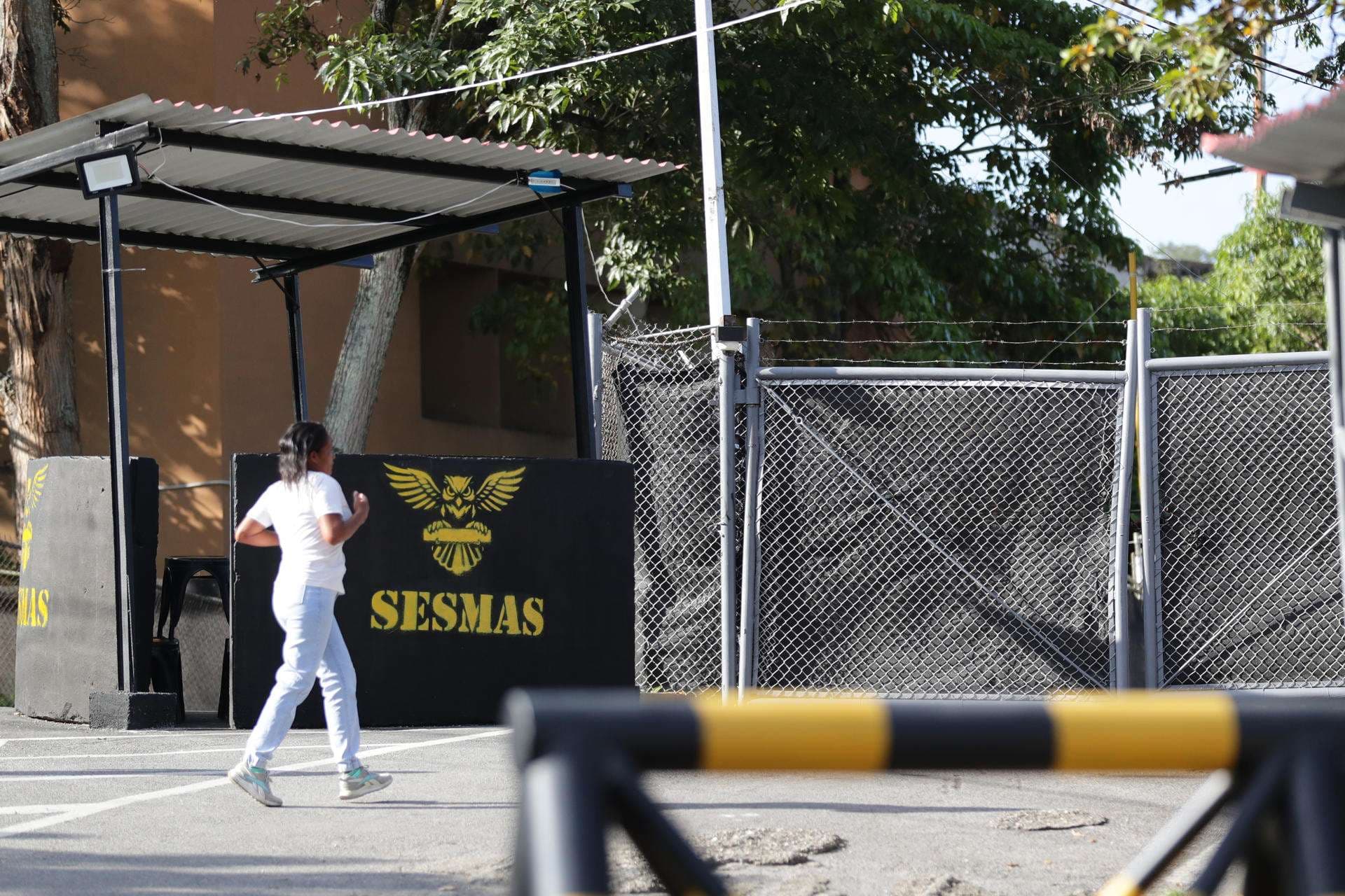 Familias percnotan a las afueras de una cárcel en Venezuela a la espera de excarcelaciones