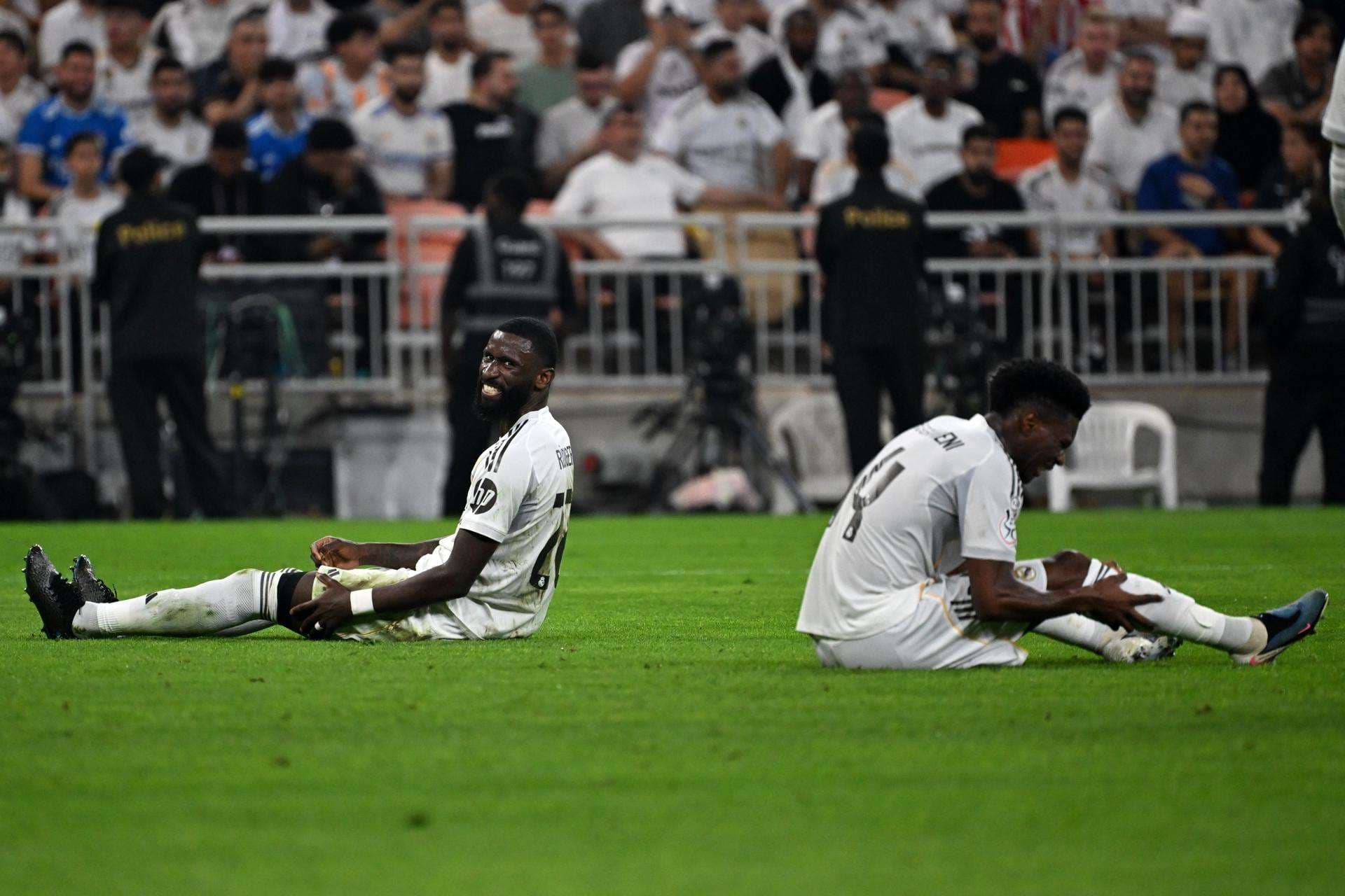 Aurelien Tchouameni (d) y Antonio Rudiger (I), del Real Madrid, durante del partido de la Supercopa de España que van a disputar el Atlético de Madrid y el Real Madrid, este jueves en el Estadio Rey Abdullah, en Yeda. ) EFE/EPA/STR
