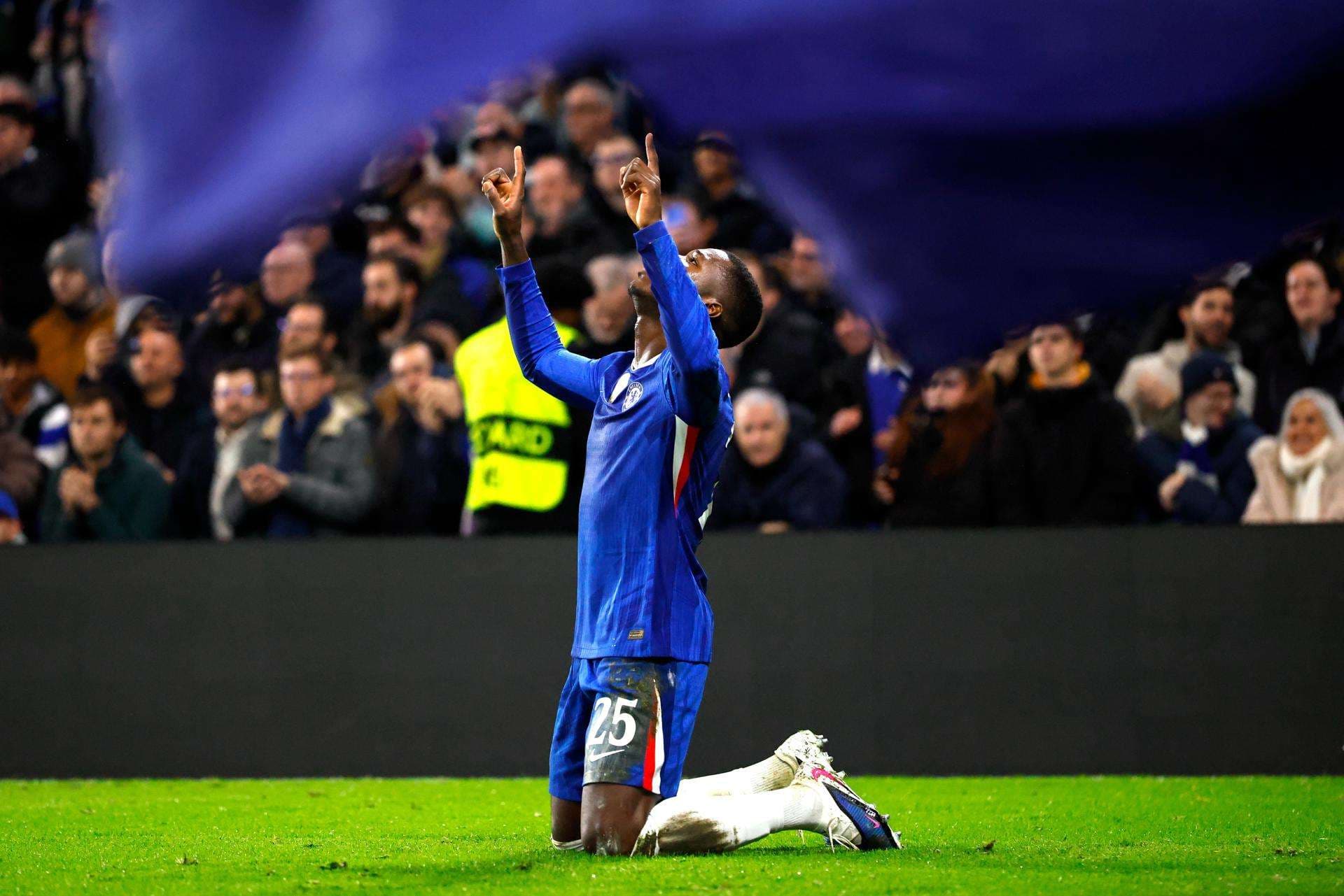 El medio ecuatoriano del Chelsea Moises Caicedo celebra el 1-0 durante el partido de la penúltima jornada de la UEFA Champions League que han jugado Chelsea FC y Pafos FC, en Londres, Reino Unido. EFE/EPA/TOLGA AKMEN