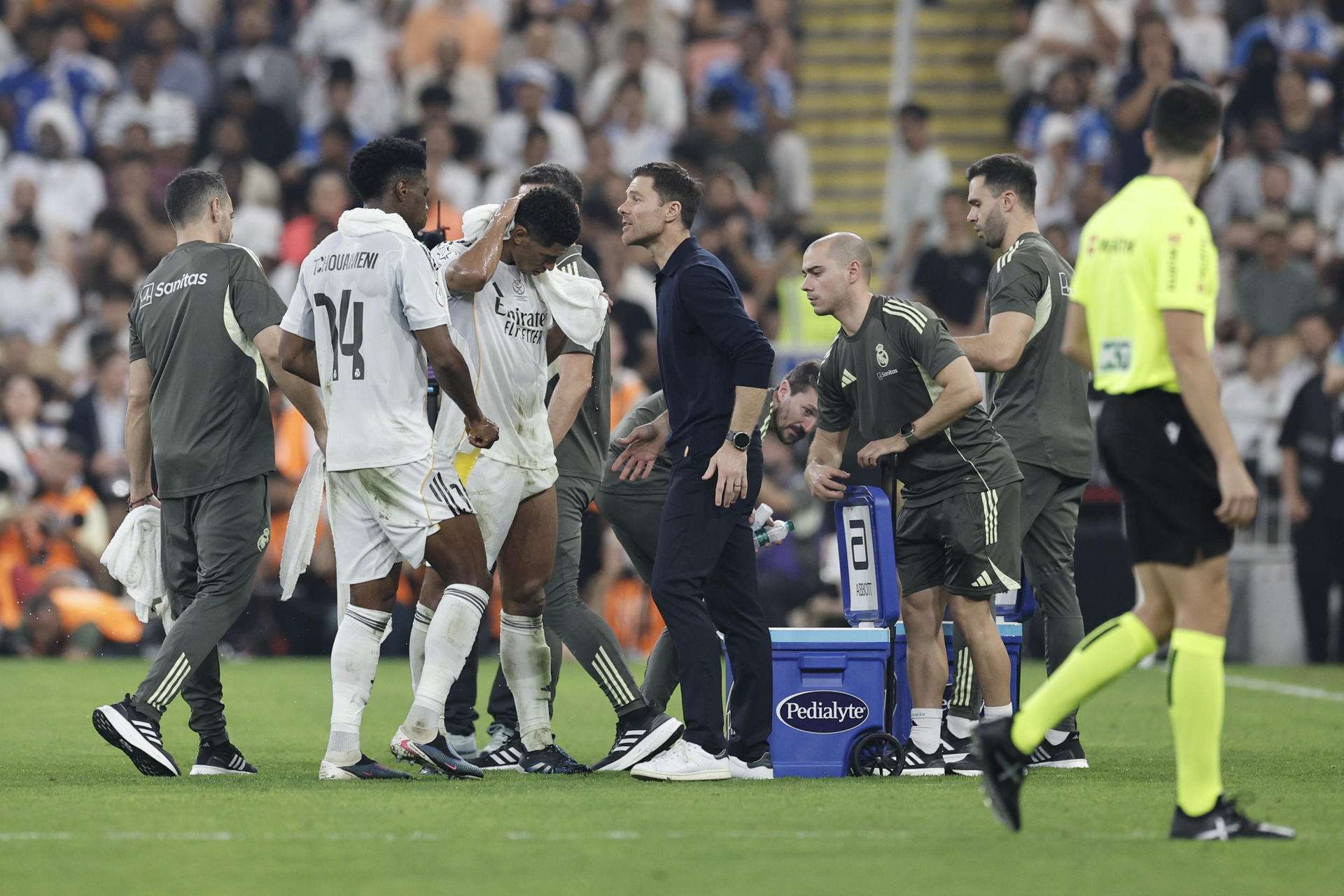 El entrenador del Real Madrid, Xabi Alonso (c), conversa con sus jugadores durante la semifinal de la Supercopa de España entre el Atlético de Madrid y el Real Madrid, este jueves en el Estadio Rey Abdullah, en Yeda. EFE/Kai Forsterling