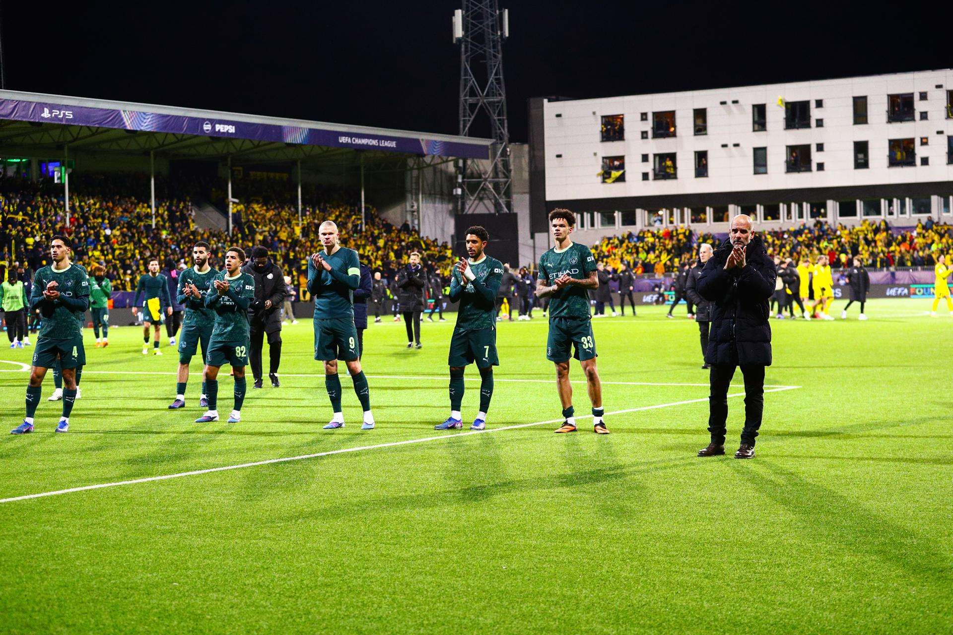 Erling Braut Haaland y sus compañeros agradecen el apoyo de sus aficionados en campo del Bodo/Glimt , el Aspmyra Stadium en Bodo, Noruega. EFE/EPA/Mats Torbergsen