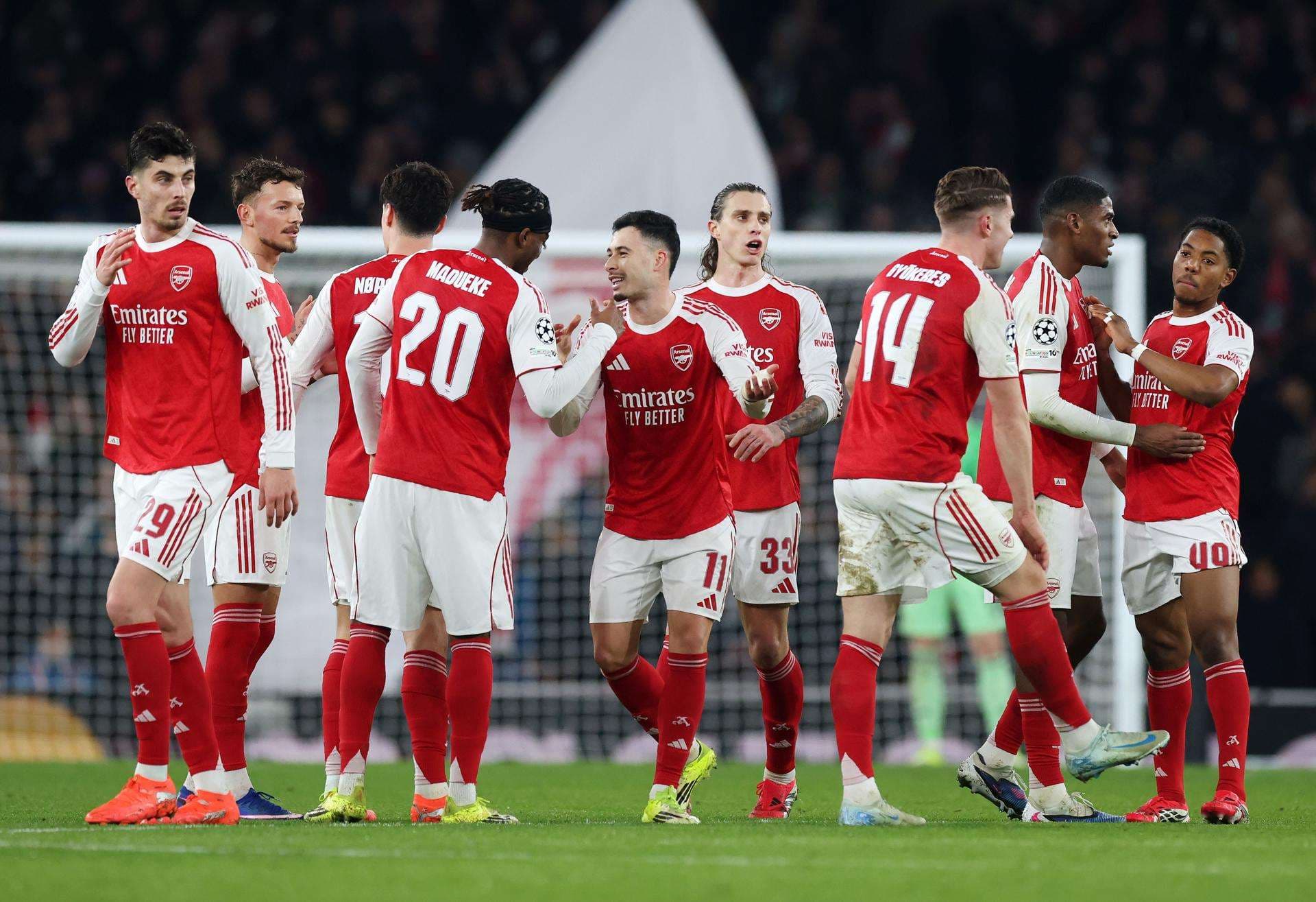 Los jugadores del Arsenal celebran el gol de Gabriel Martinelli (C) , el 3-1, durante el partido contra el lead Kairat Almaty en el Emirates Stadium, Londres. EFE/EPA/ANDY RAIN