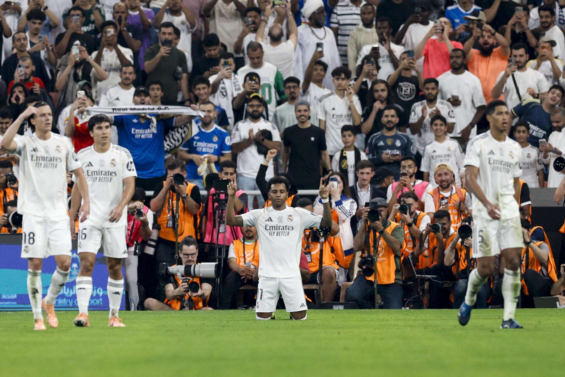 El delantero del Real Madrid Rodrygo Goes (2-d) celebra tras marcar el segundo gol ante el Atlético, durante la semifinal de la Supercopa de España que Atlético de Madrid y Real Madrid disputaron este jueves en el estadio King Abdullah Sports City, en Yeda. EFE/Kai Forsterling