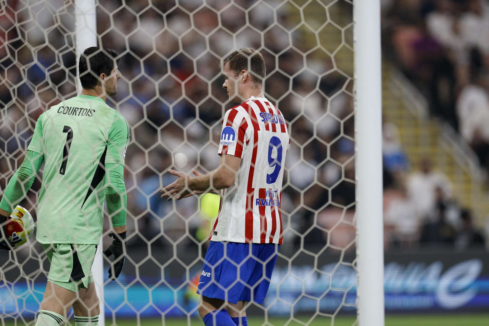 El guardameta del Real Madrid Thibaut Courtois (i) tras encajar el 1-2 durante la semifinal de la Supercopa de España entre el Atlético de Madrid y el Real Madrid, este jueves en el Estadio Rey Abdullah, en Yeda. EFE/Kai Forsterling