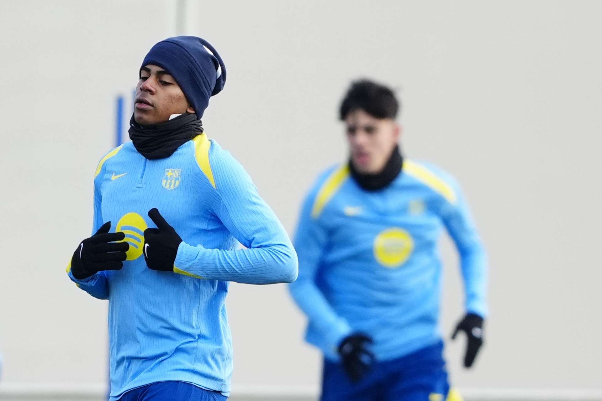 Lamine Yamal se entrena con normalidad antes del derbi